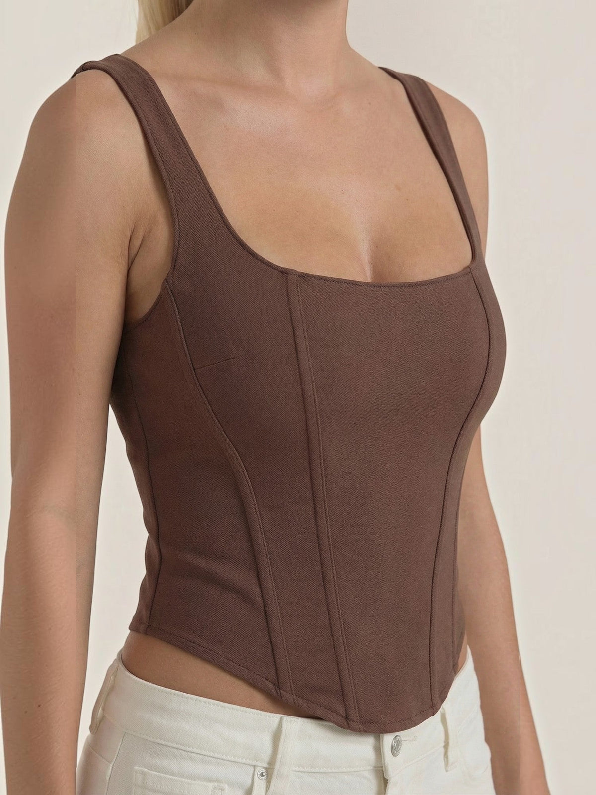 Tank Top mit eckigem Ausschnitt und Konturnähten