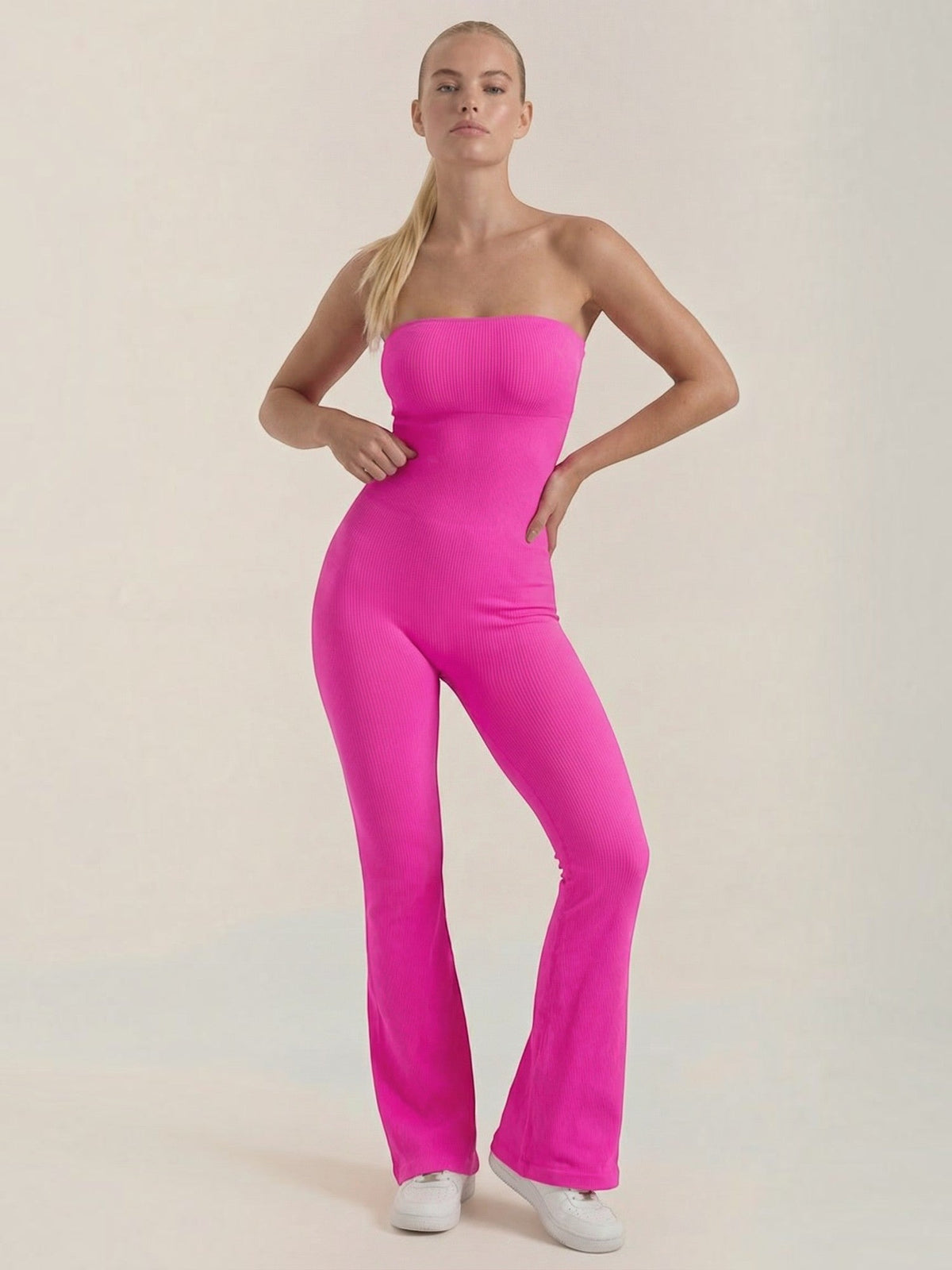 Trägerloser Jumpsuit mit ausgestelltem Bein