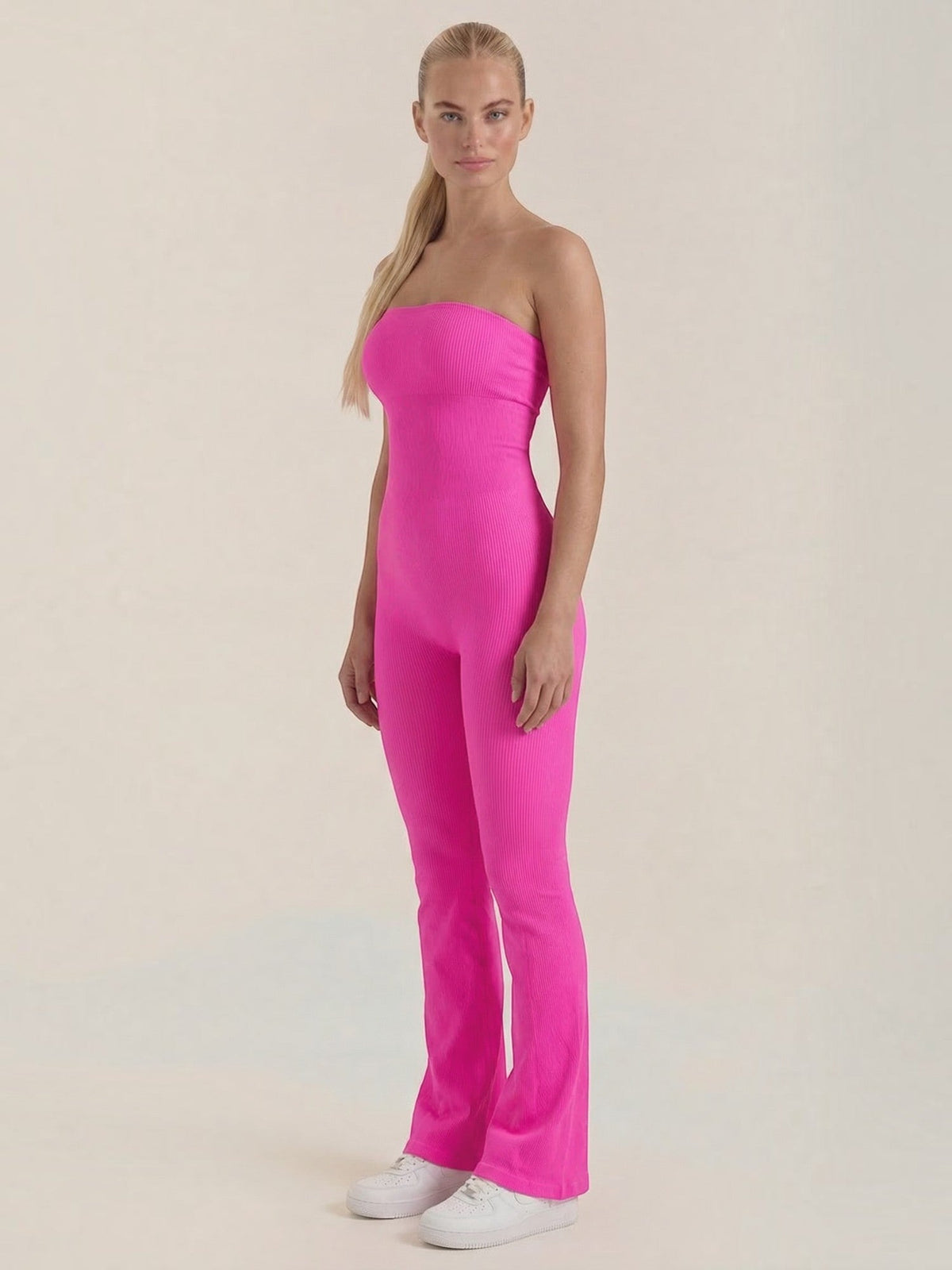 Trägerloser Jumpsuit mit ausgestelltem Bein