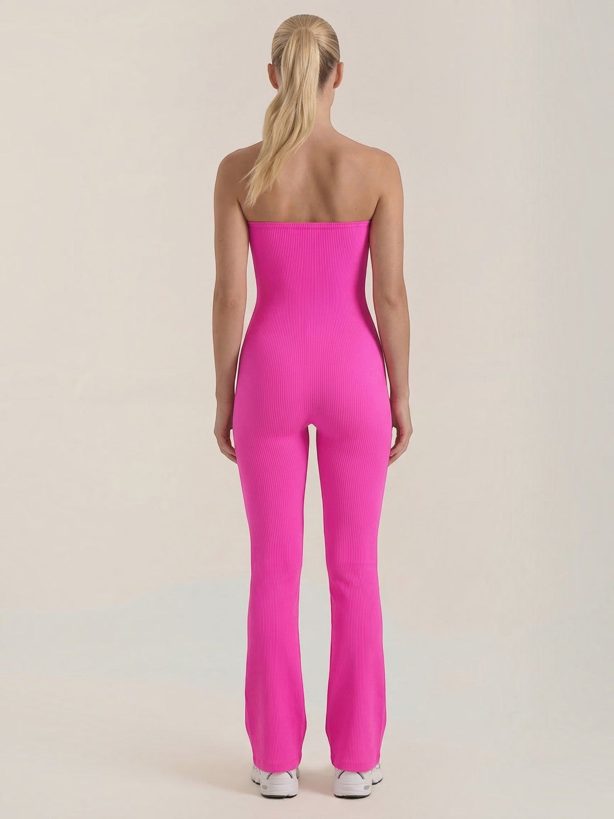 Trägerloser Jumpsuit mit ausgestelltem Bein