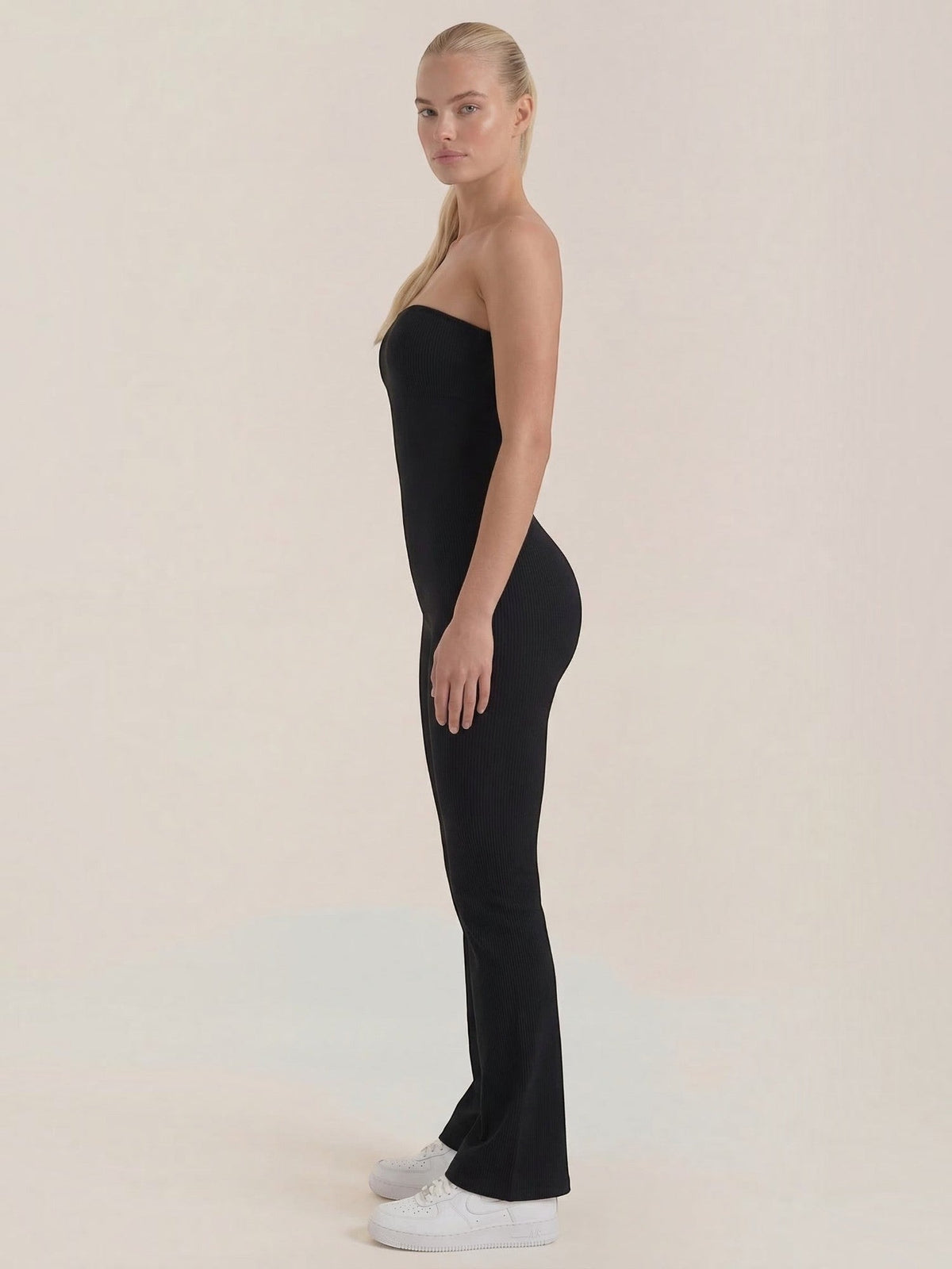 Trägerloser Jumpsuit mit ausgestelltem Bein