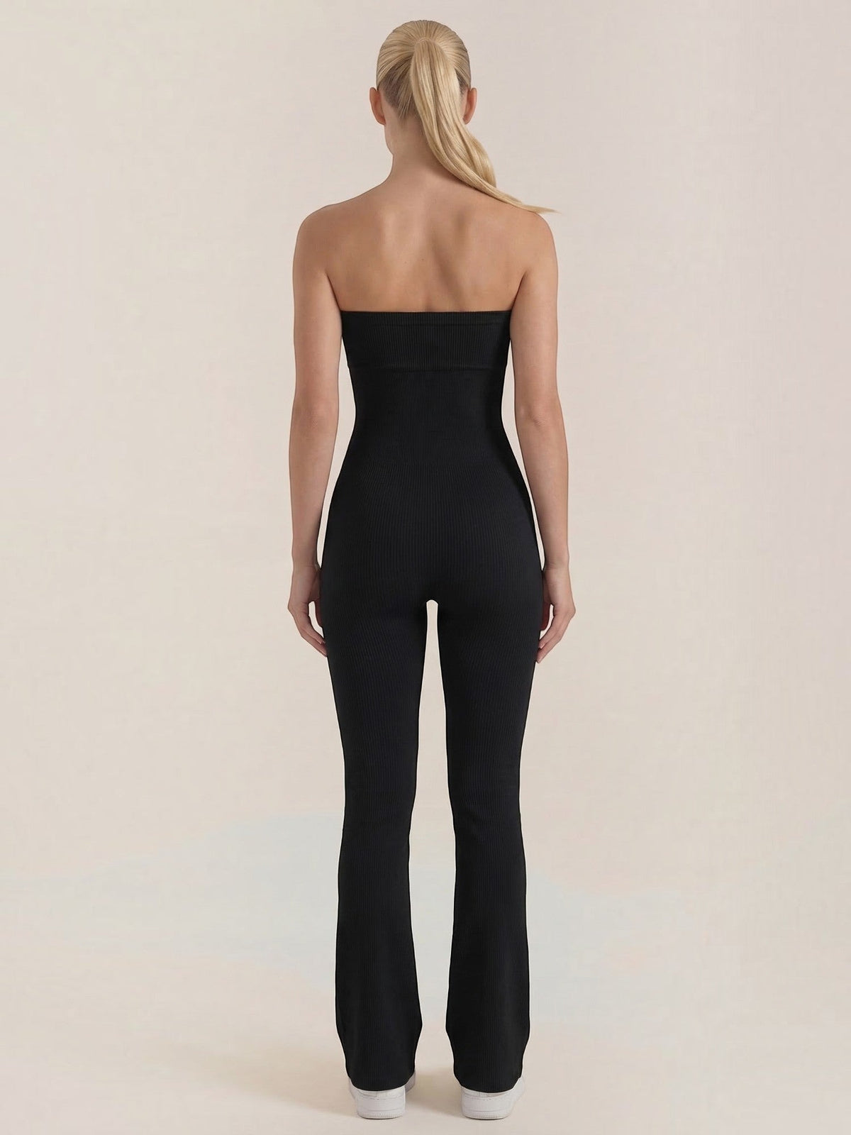 Trägerloser Jumpsuit mit ausgestelltem Bein