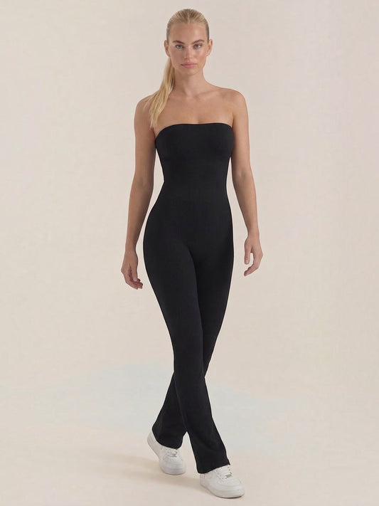 Trägerloser Jumpsuit mit ausgestelltem Bein