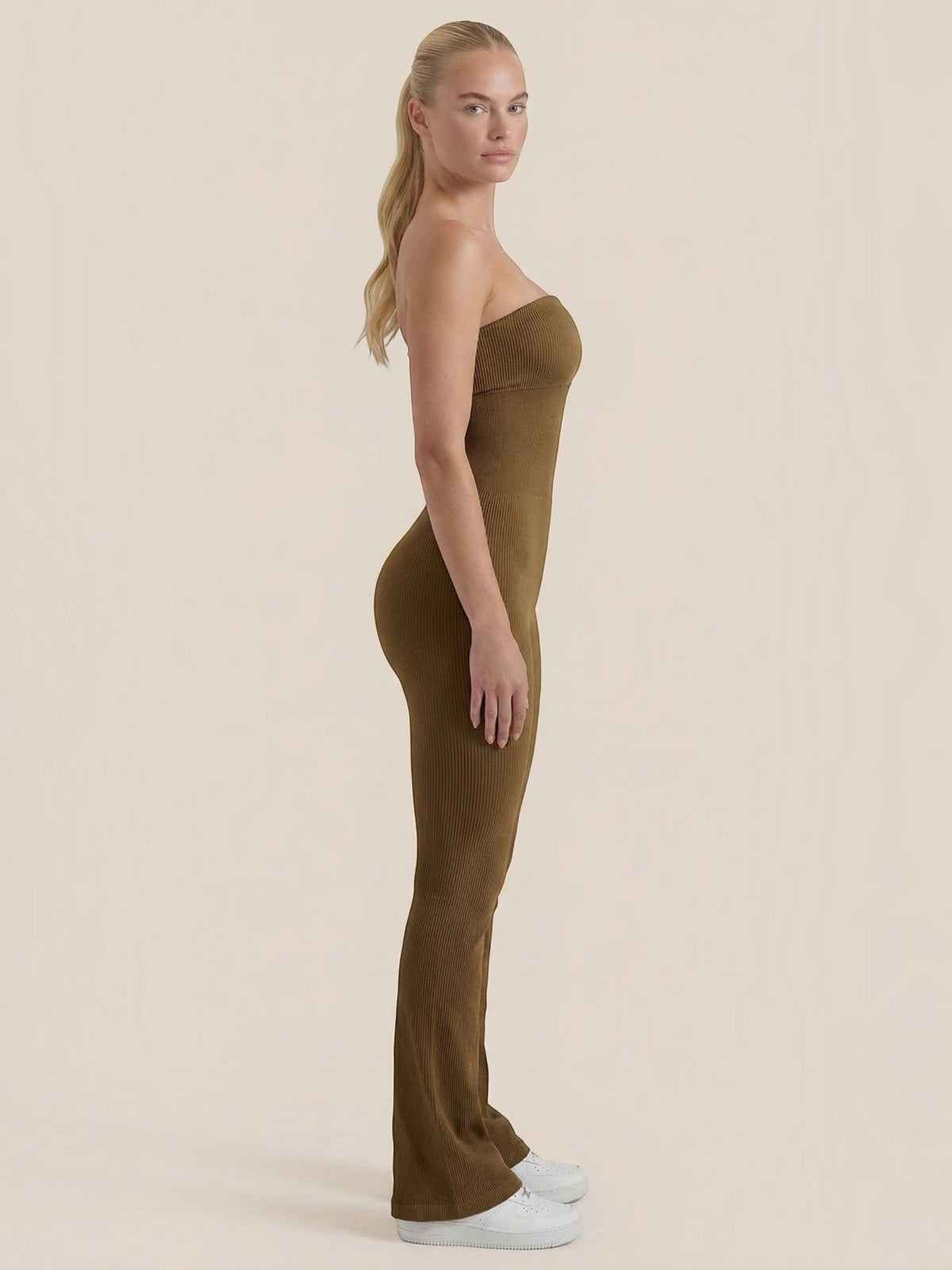 Trägerloser Jumpsuit mit ausgestelltem Bein