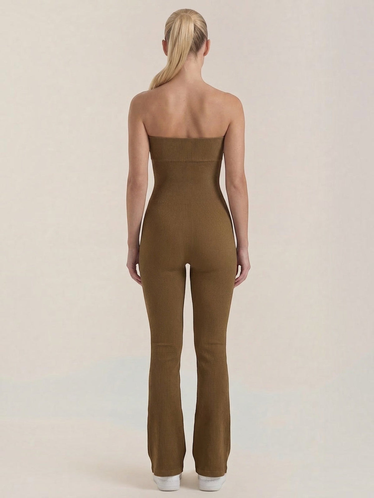 Trägerloser Jumpsuit mit ausgestelltem Bein