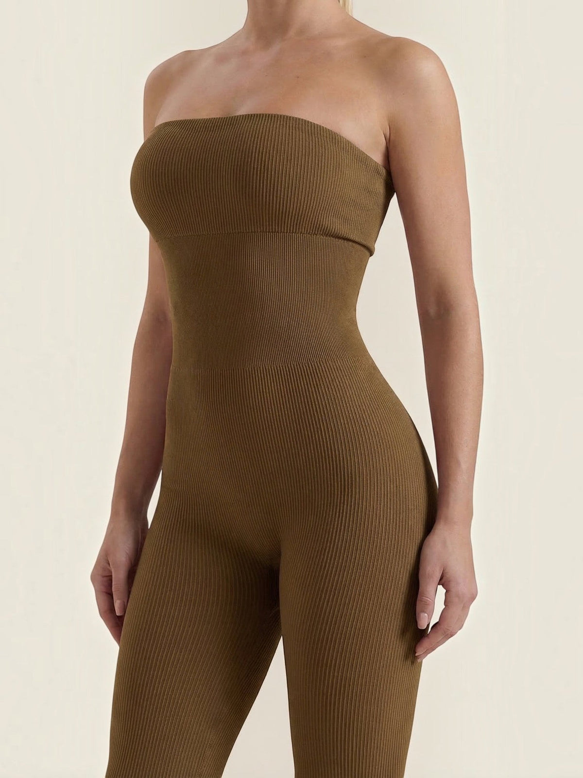 Trägerloser Jumpsuit mit ausgestelltem Bein