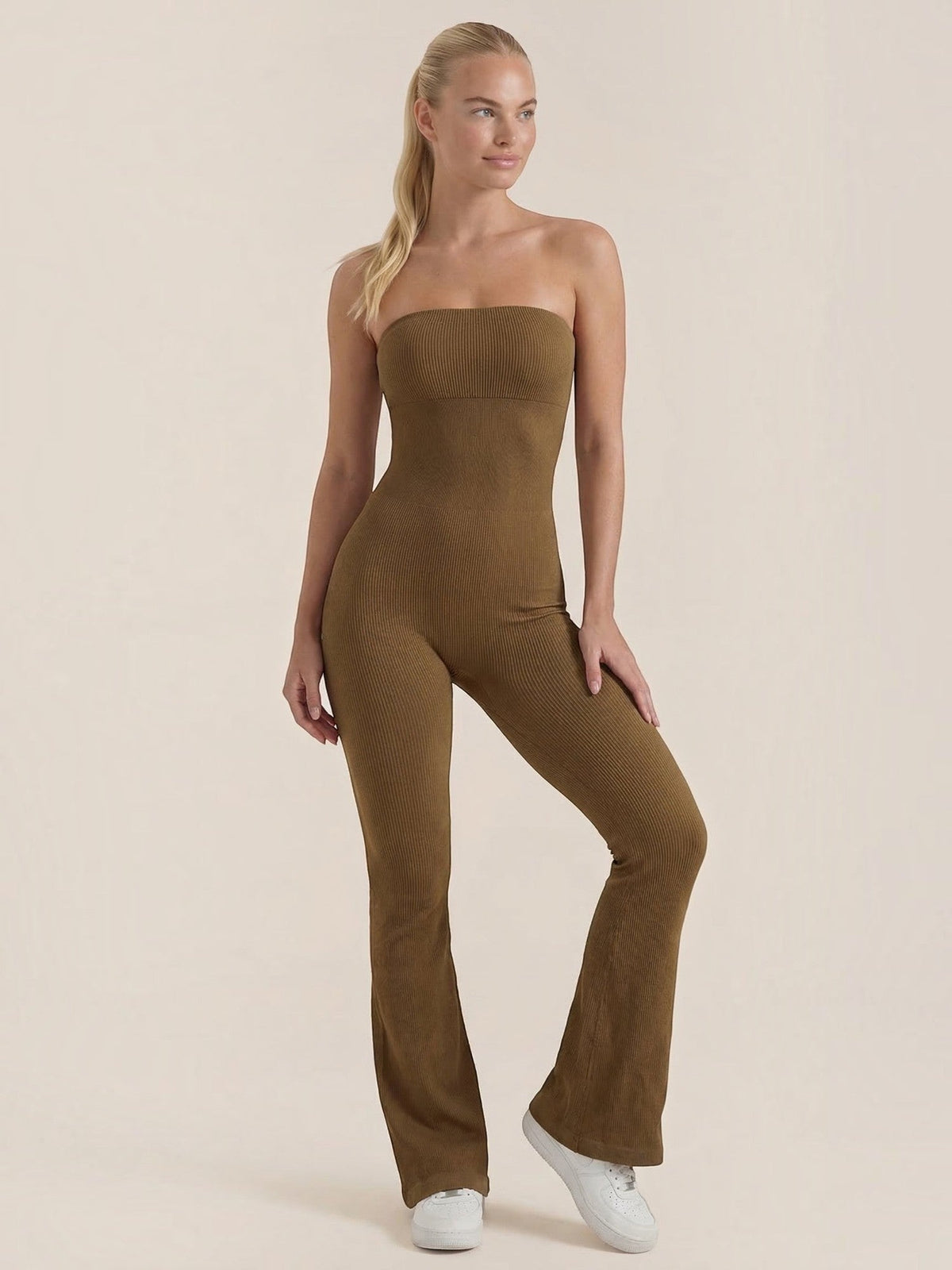 Trägerloser Jumpsuit mit ausgestelltem Bein
