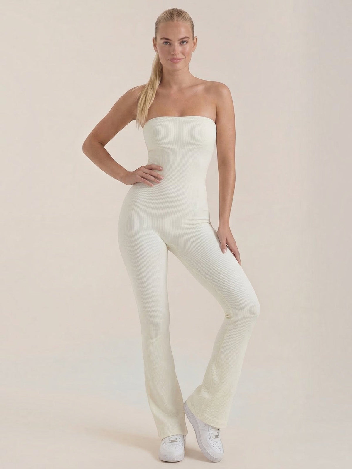 Trägerloser Jumpsuit mit ausgestelltem Bein