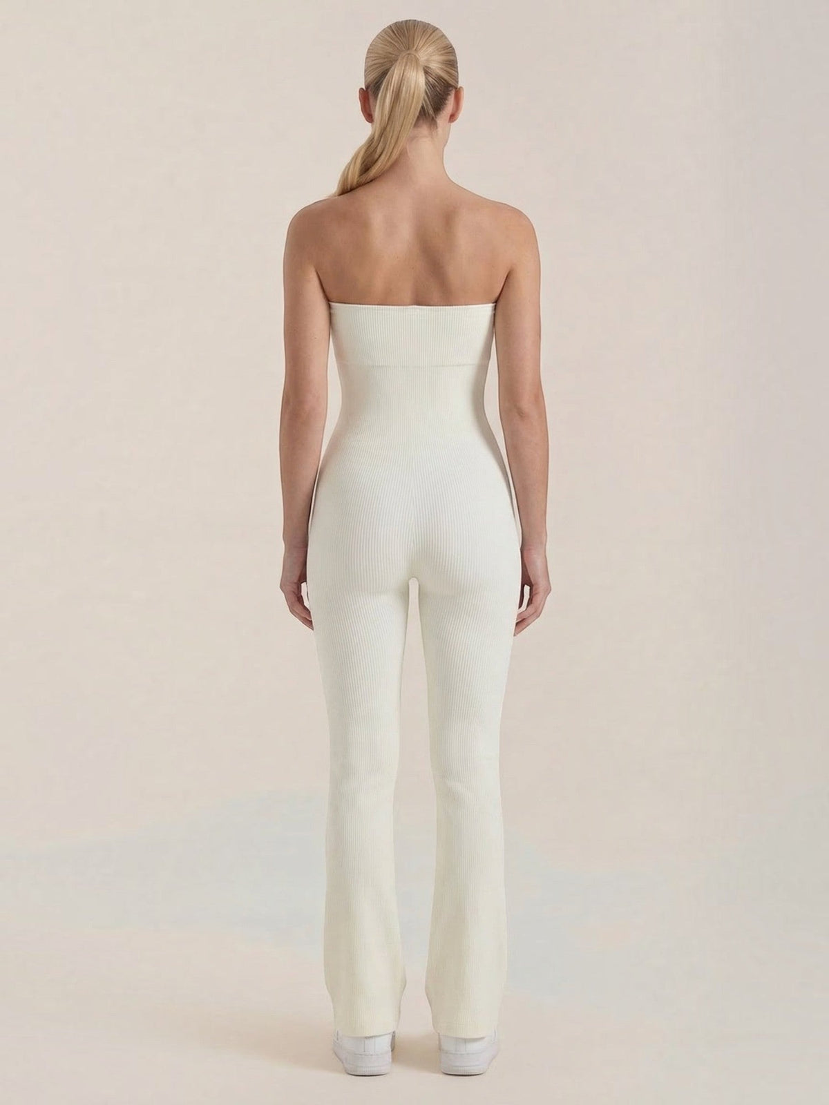 Trägerloser Jumpsuit mit ausgestelltem Bein
