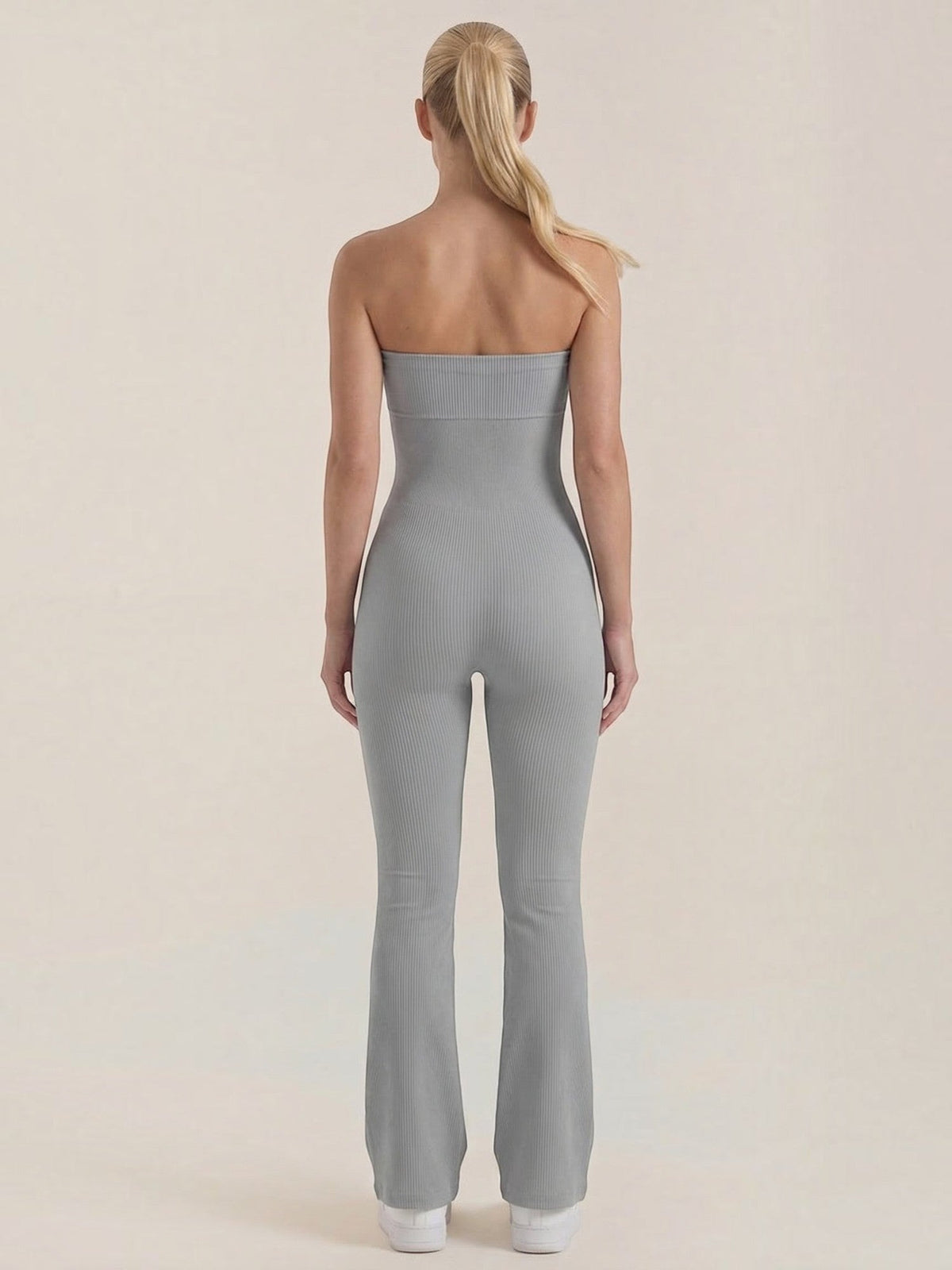 Trägerloser Jumpsuit mit ausgestelltem Bein