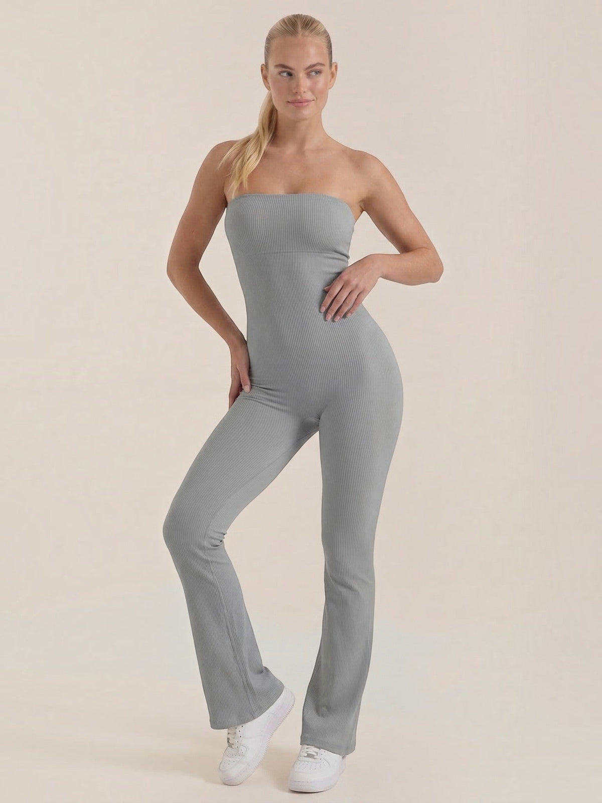 Trägerloser Jumpsuit mit ausgestelltem Bein