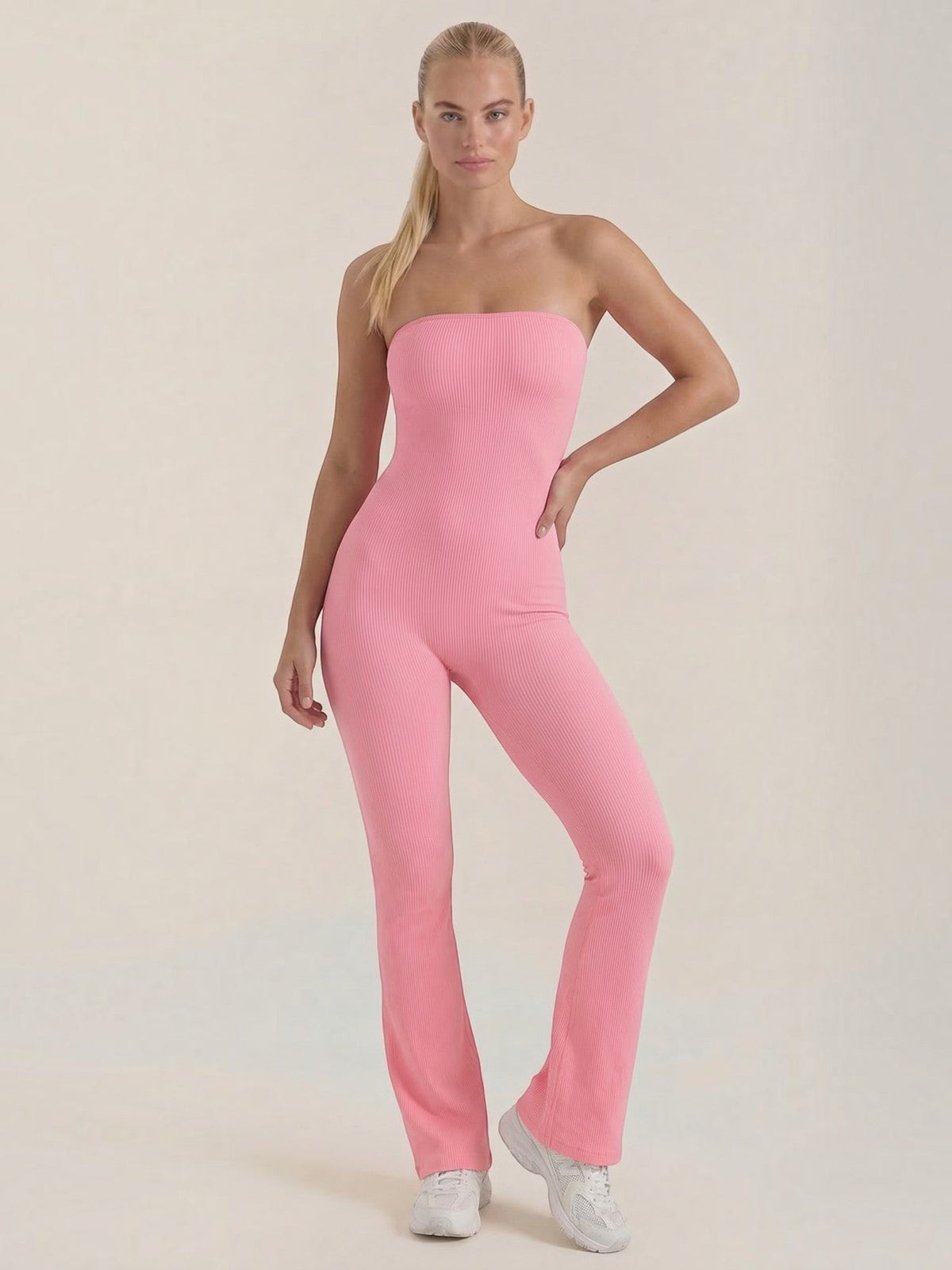 Trägerloser Jumpsuit mit ausgestelltem Bein