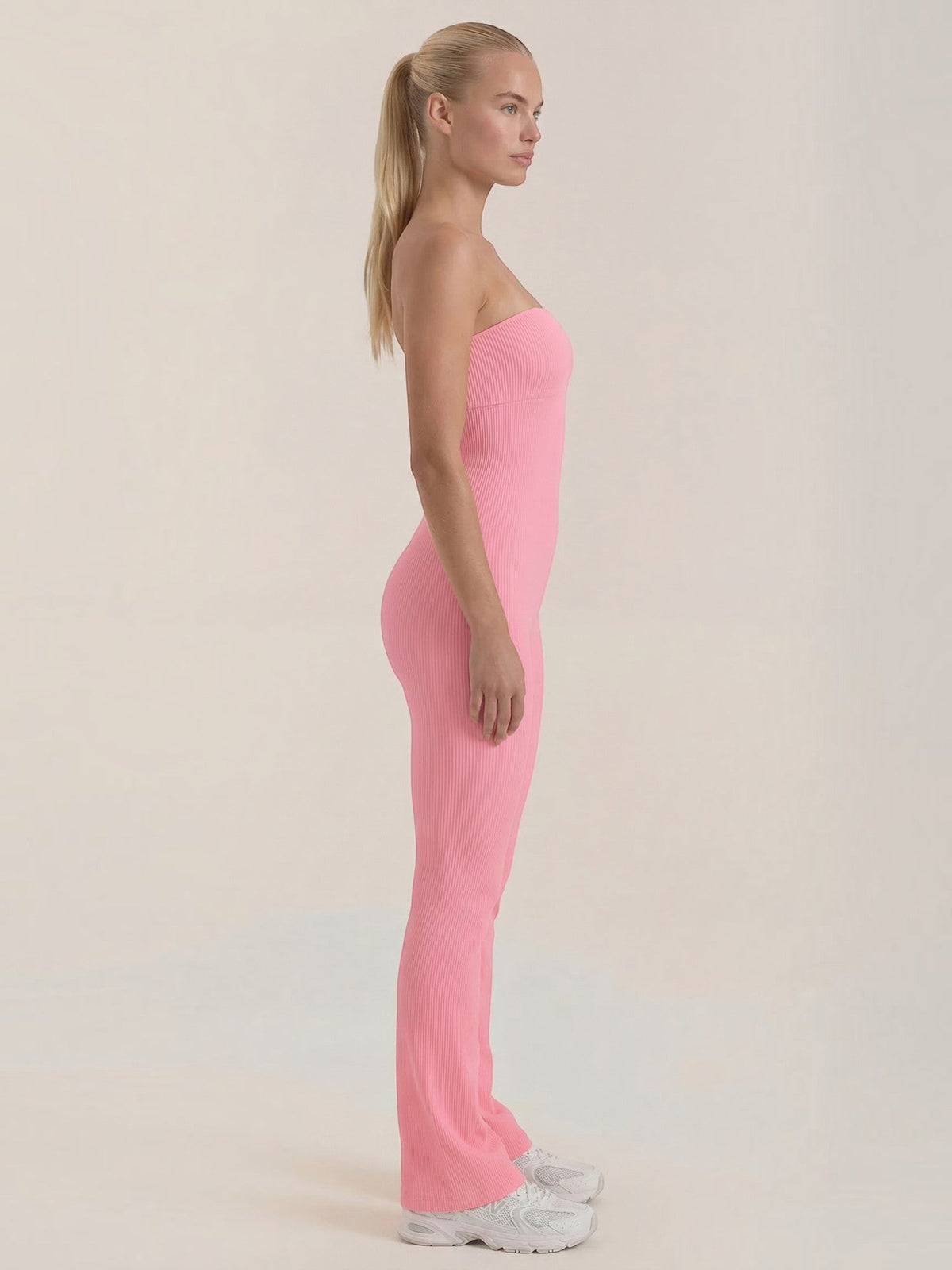 Trägerloser Jumpsuit mit ausgestelltem Bein