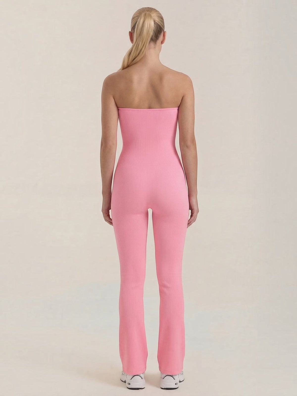 Trägerloser Jumpsuit mit ausgestelltem Bein