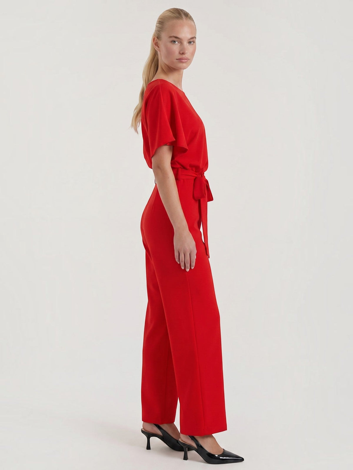 Jumpsuit mit Bindegürtel und weitem Bein