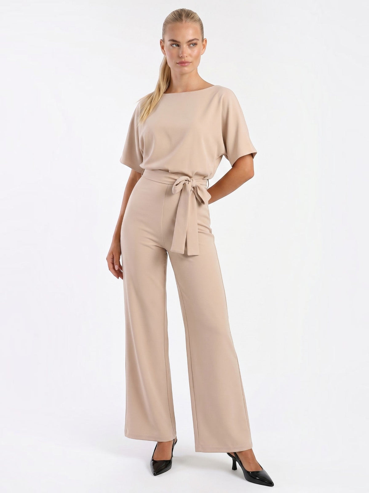 Jumpsuit mit Bindegürtel und weitem Bein