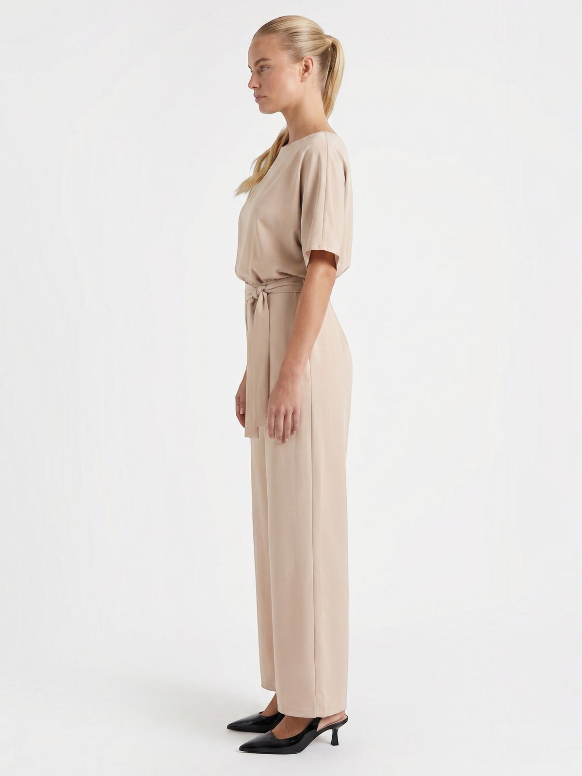 Jumpsuit mit Bindegürtel und weitem Bein