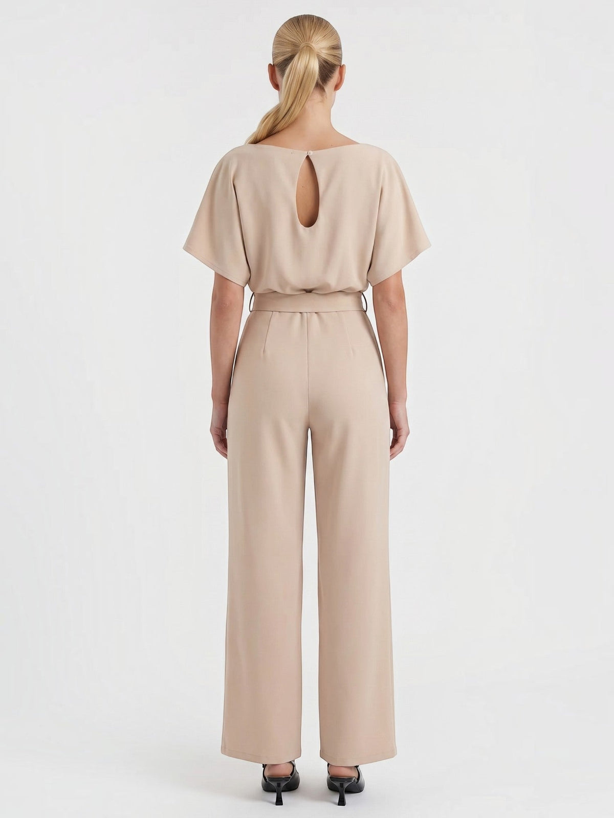 Jumpsuit mit Bindegürtel und weitem Bein