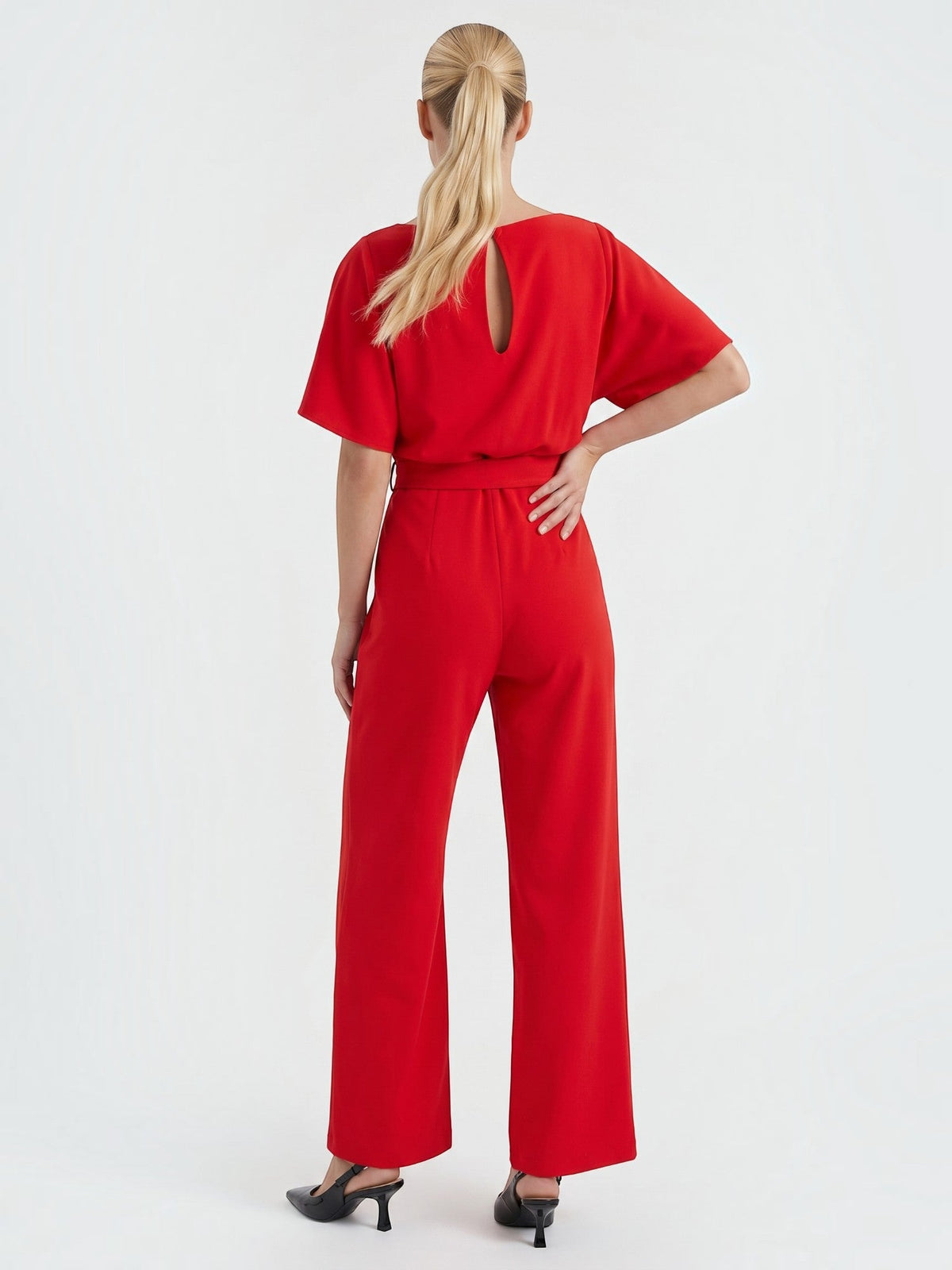 Jumpsuit mit Bindegürtel und weitem Bein