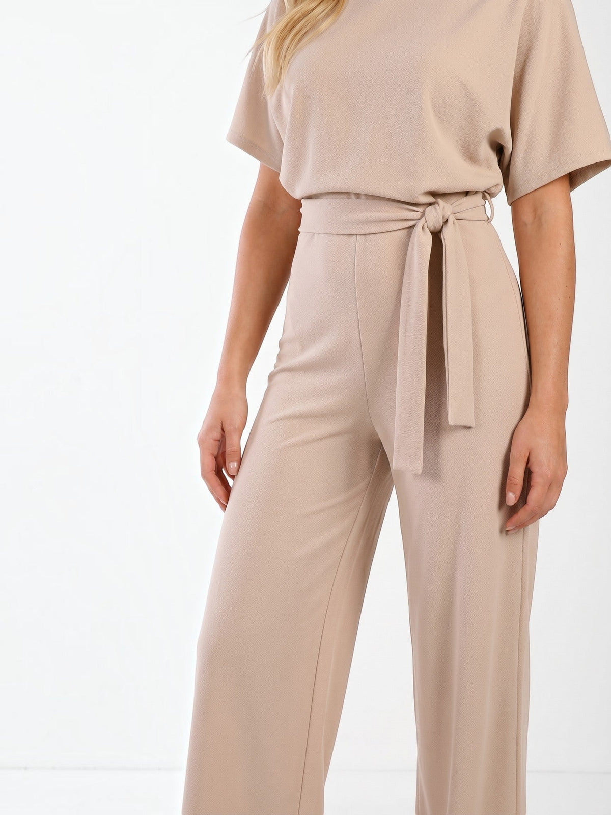 Jumpsuit mit Bindegürtel und weitem Bein