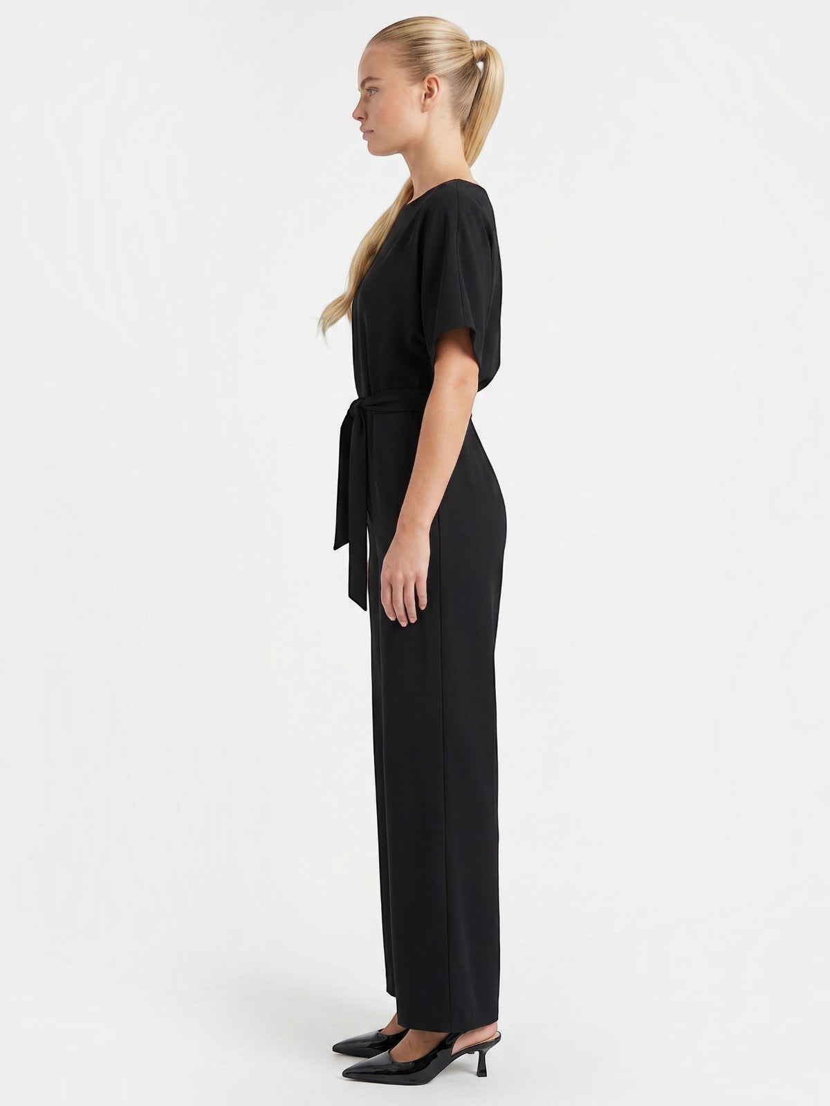Jumpsuit mit Bindegürtel und weitem Bein