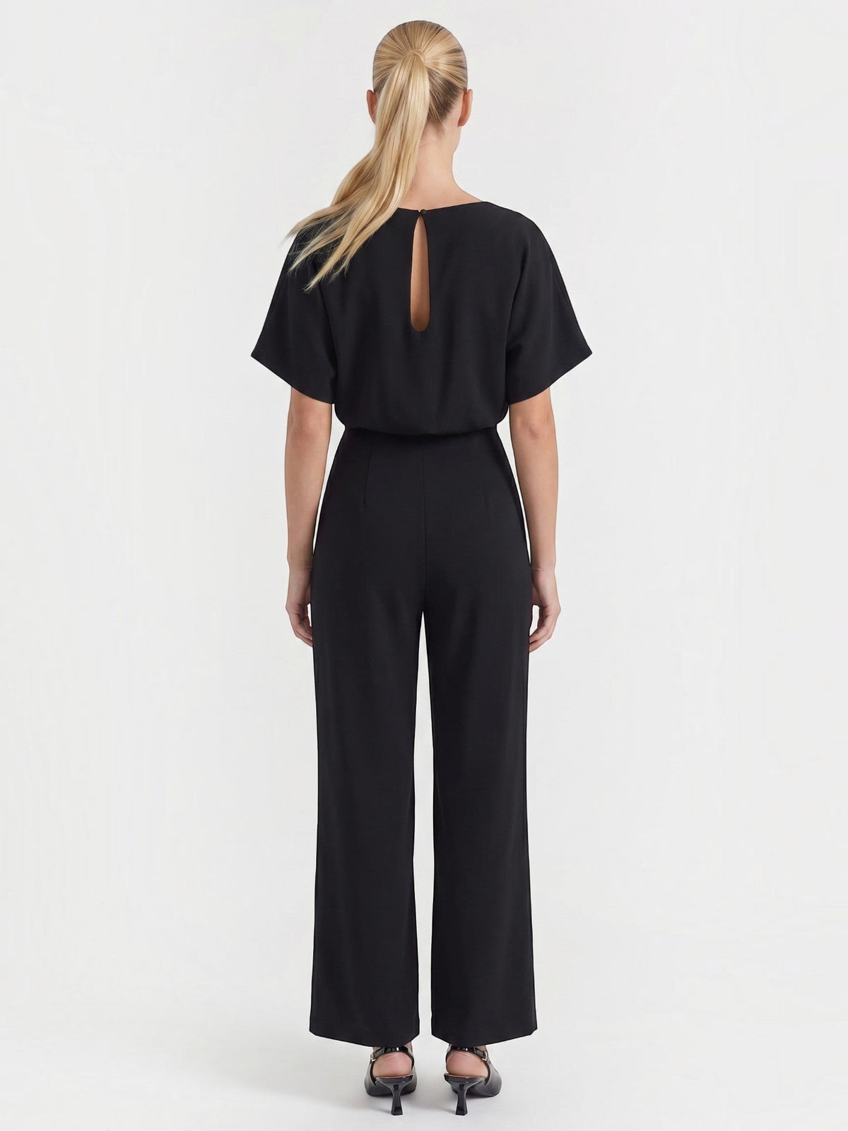 Jumpsuit mit Bindegürtel und weitem Bein