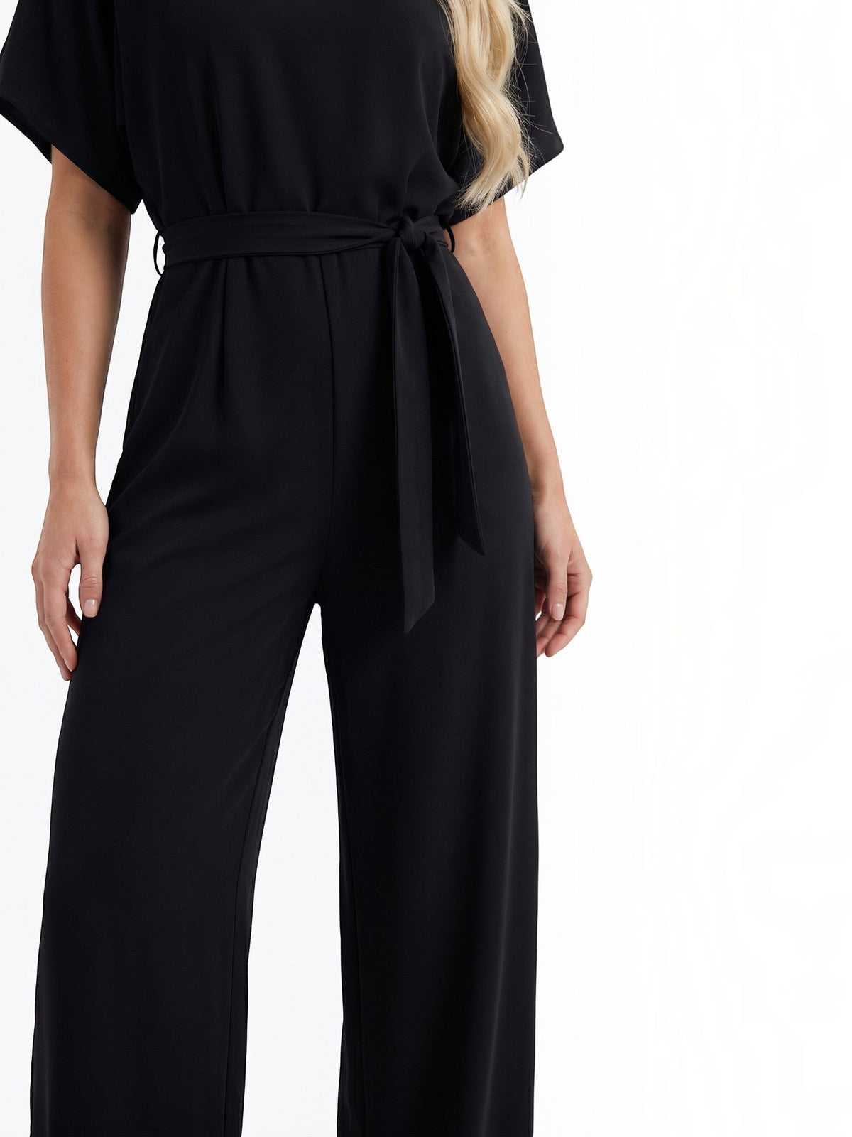 Jumpsuit mit Bindegürtel und weitem Bein