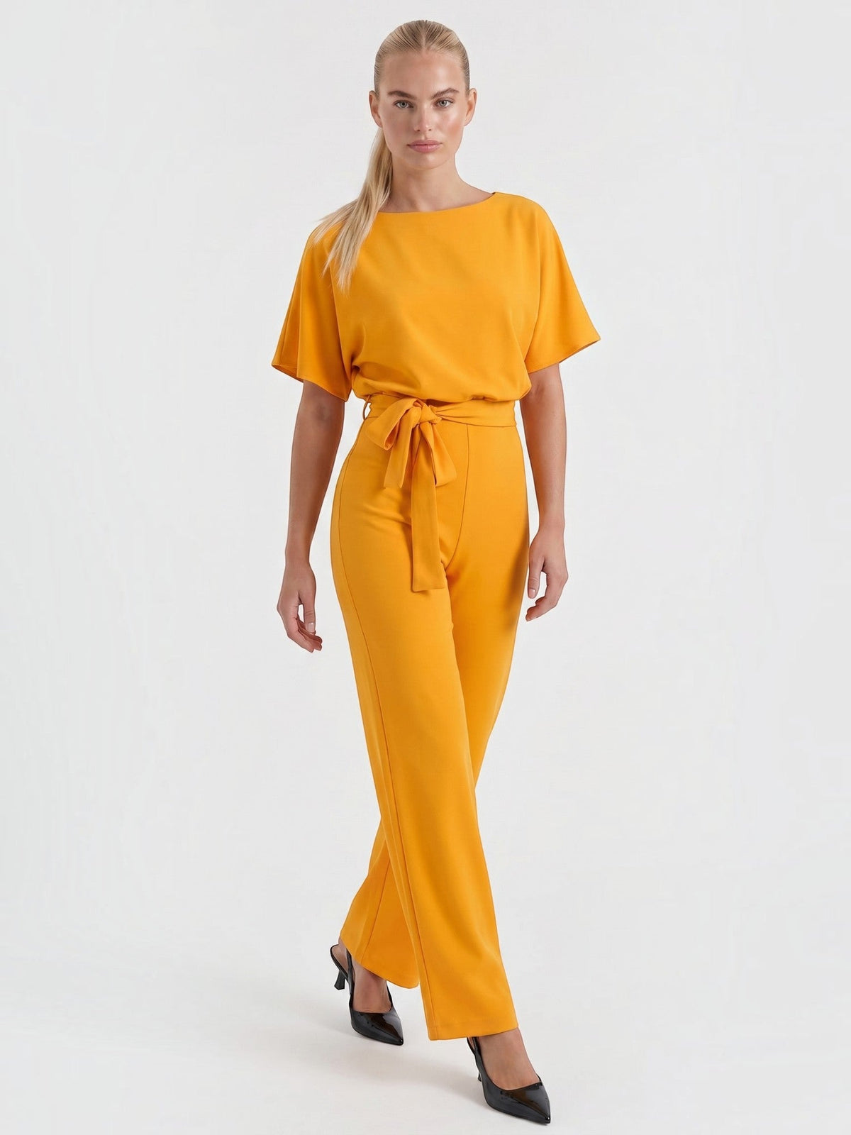 Jumpsuit mit Bindegürtel und weitem Bein