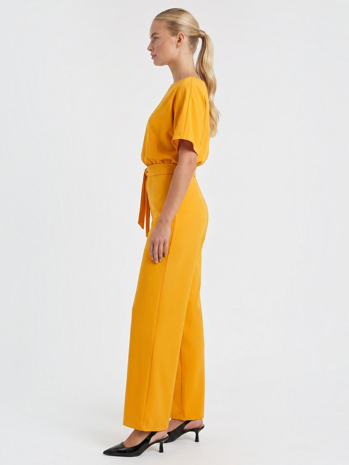 Jumpsuit mit Bindegürtel und weitem Bein
