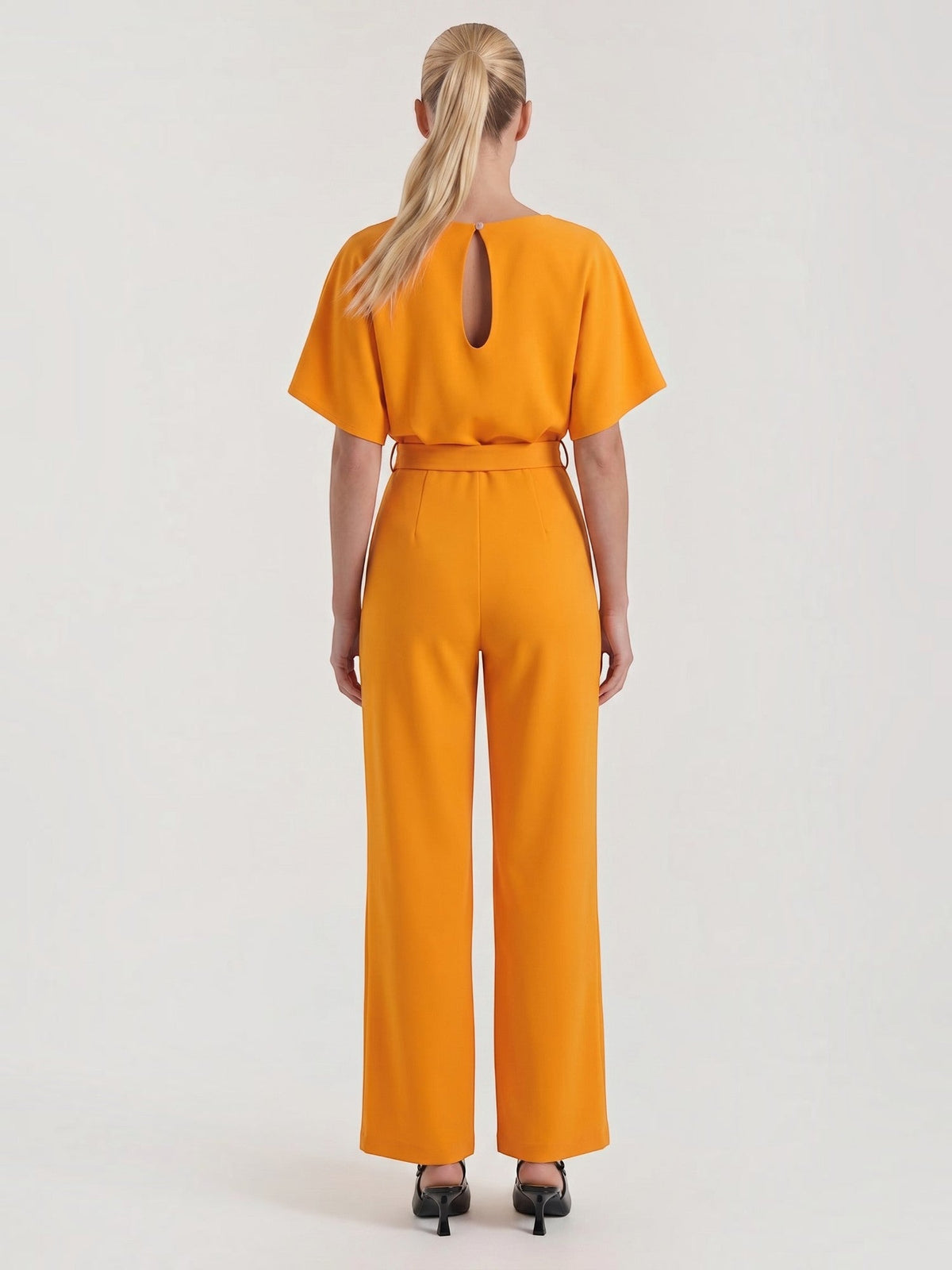 Jumpsuit mit Bindegürtel und weitem Bein