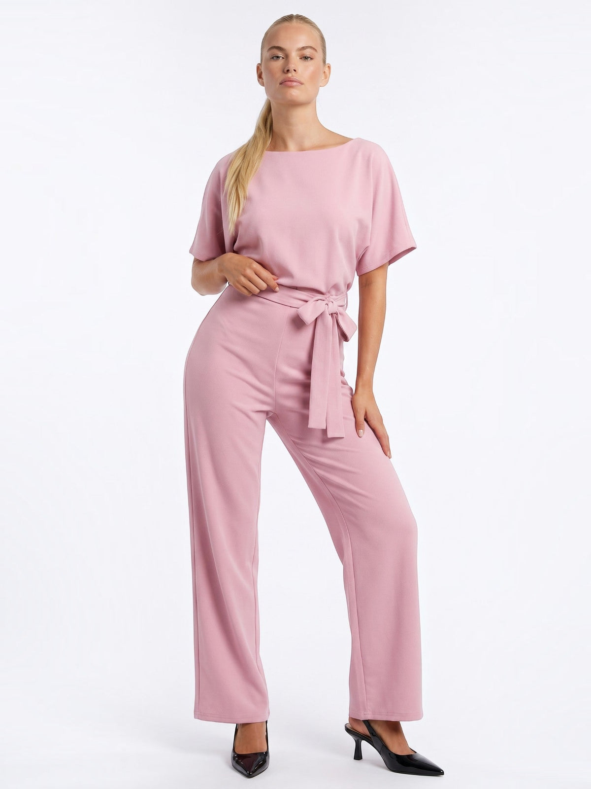Jumpsuit mit Bindegürtel und weitem Bein