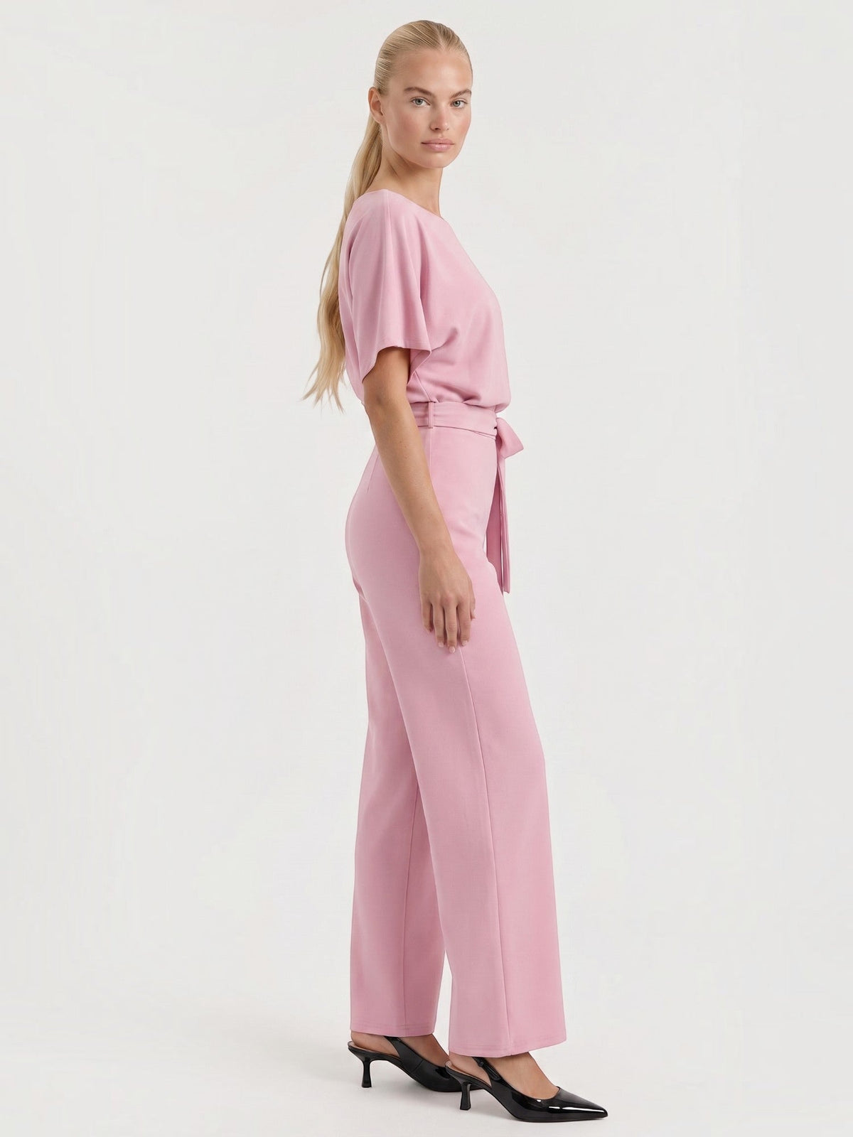 Jumpsuit mit Bindegürtel und weitem Bein