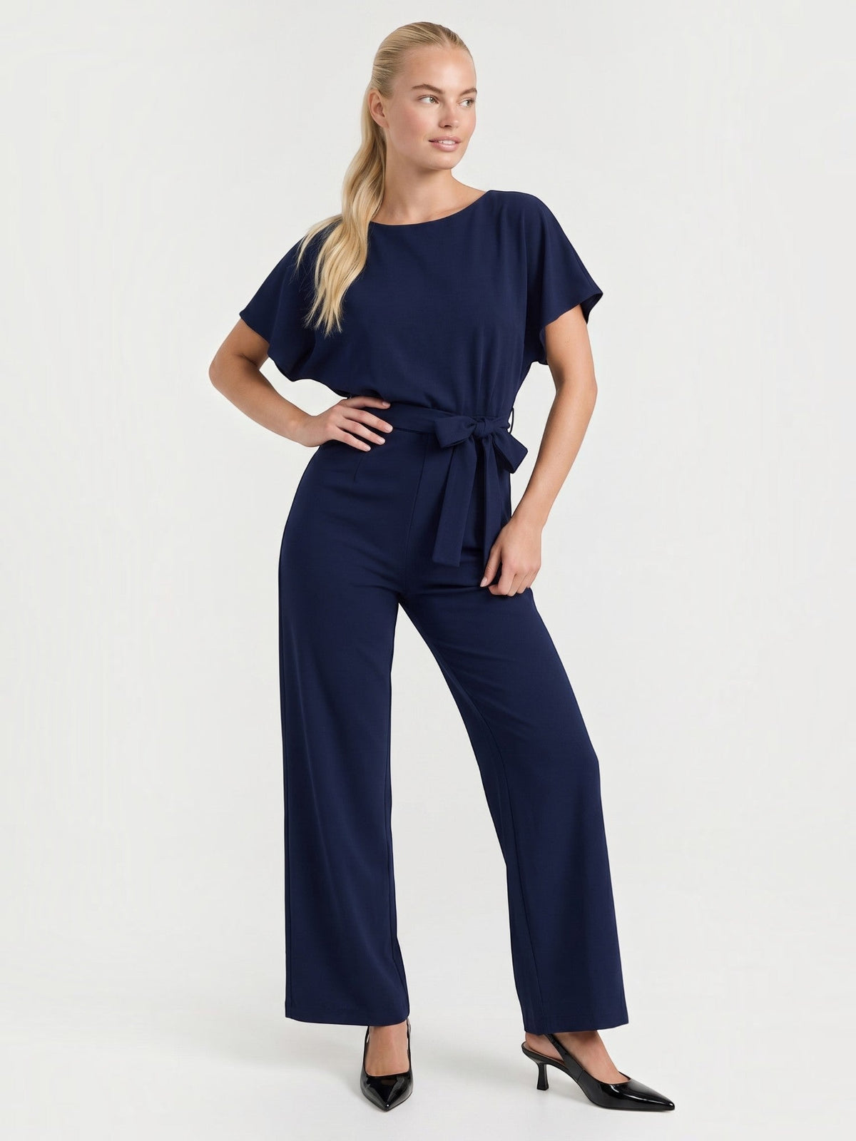 Jumpsuit mit Bindegürtel und weitem Bein