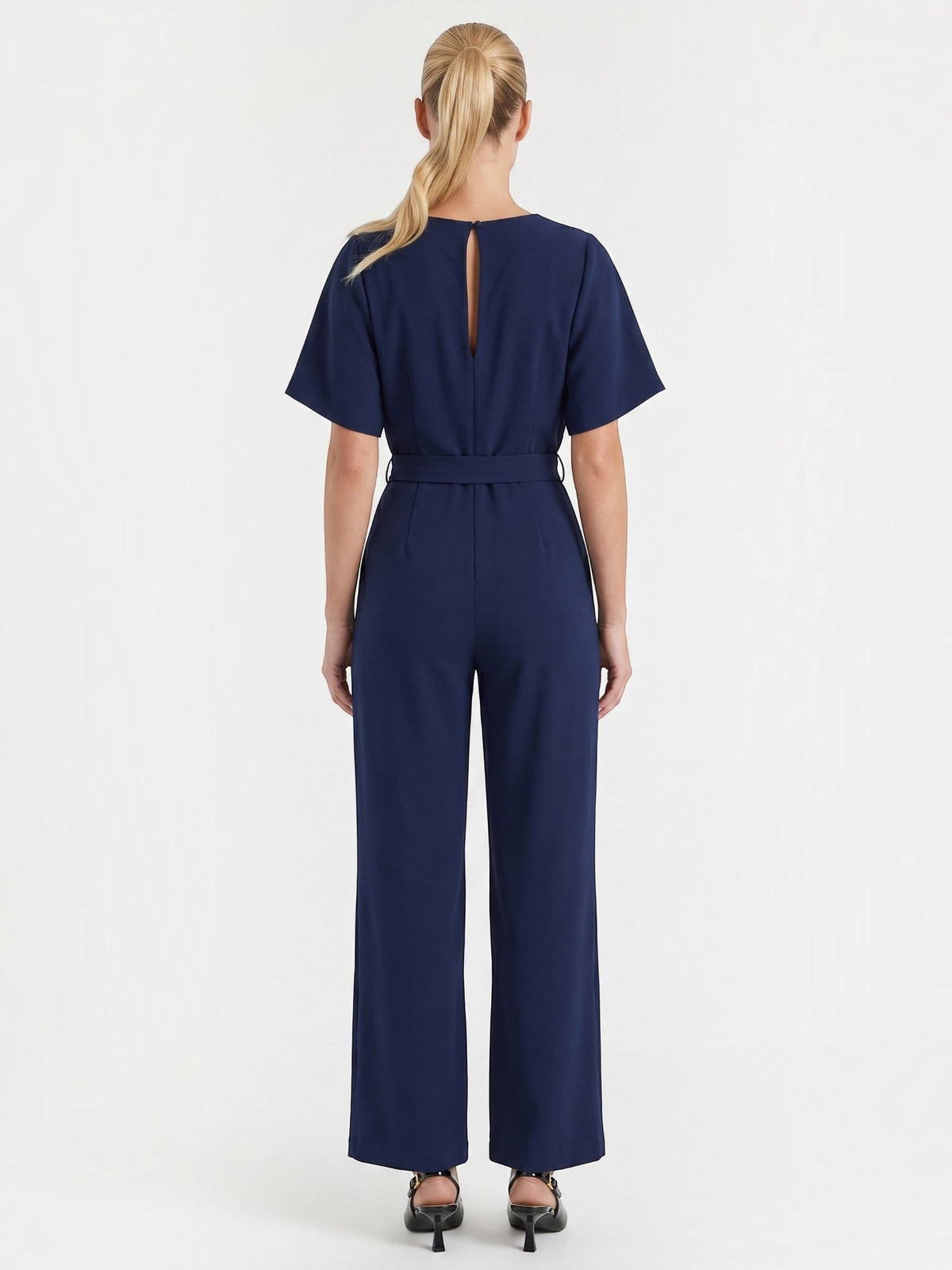 Jumpsuit mit Bindegürtel und weitem Bein