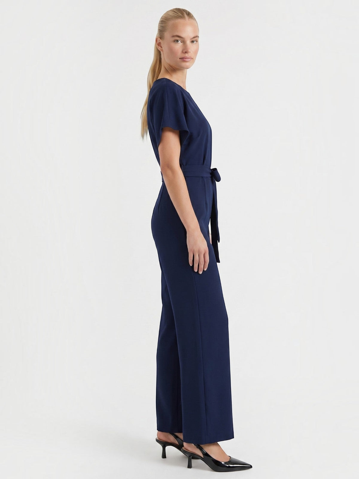 Jumpsuit mit Bindegürtel und weitem Bein