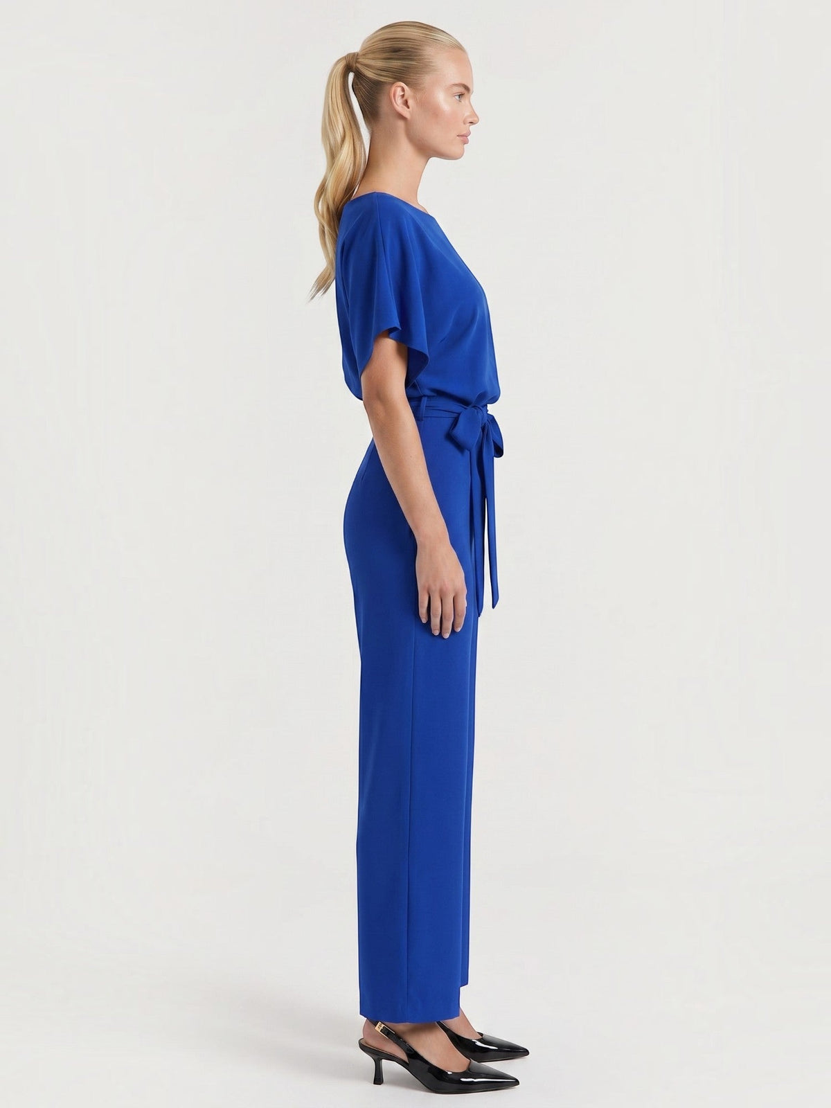 Jumpsuit mit Bindegürtel und weitem Bein