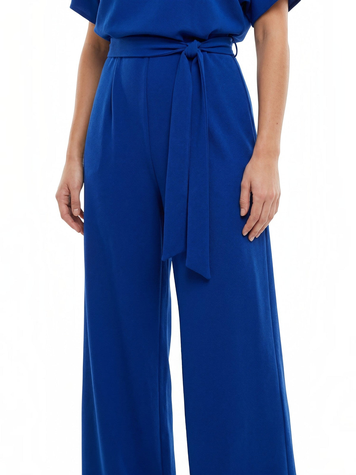 Jumpsuit mit Bindegürtel und weitem Bein