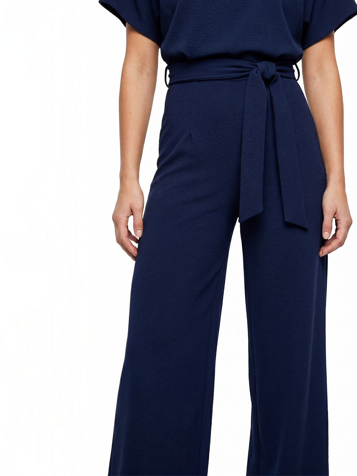 Jumpsuit mit Bindegürtel und weitem Bein