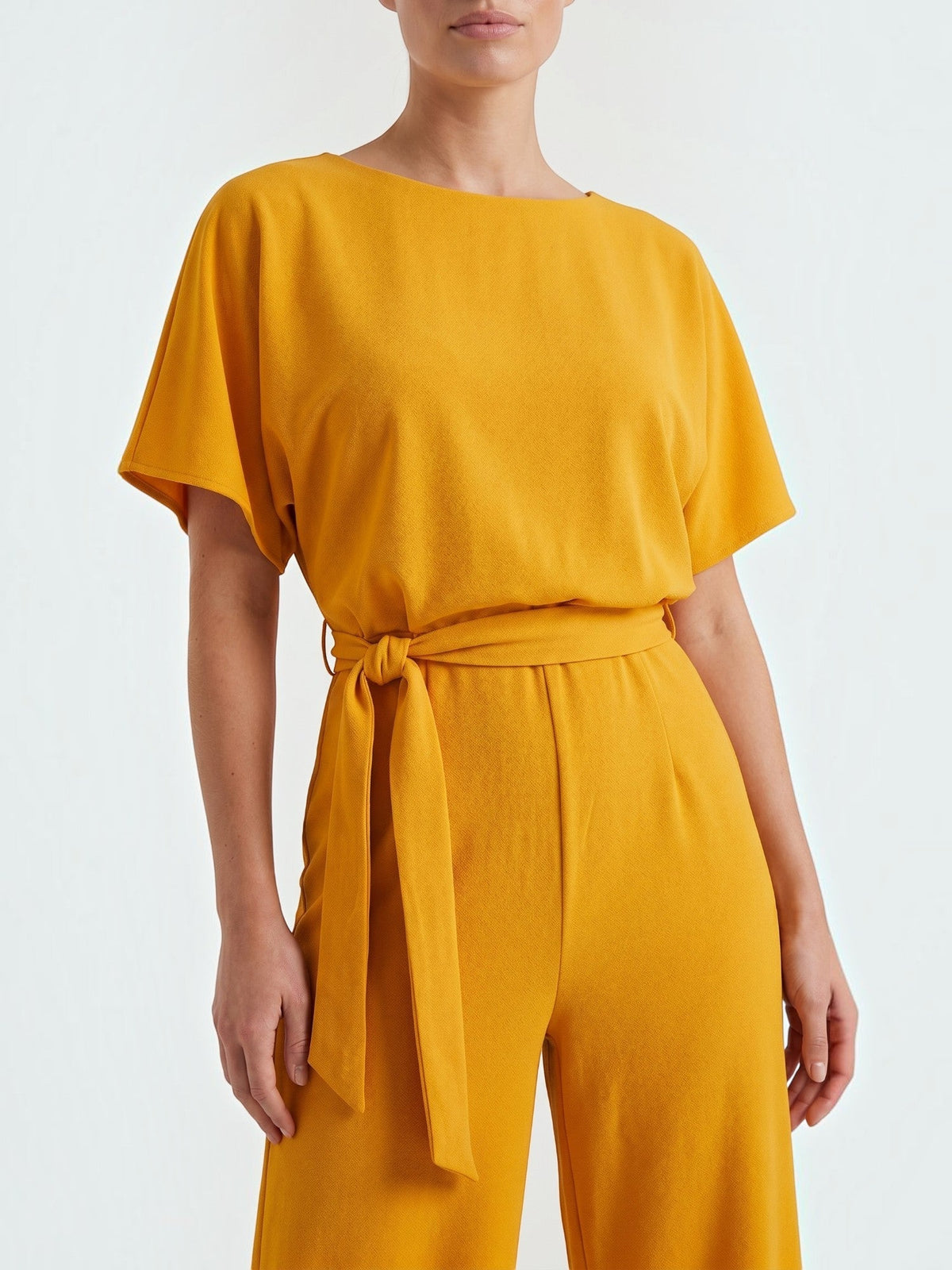 Jumpsuit mit Bindegürtel und weitem Bein