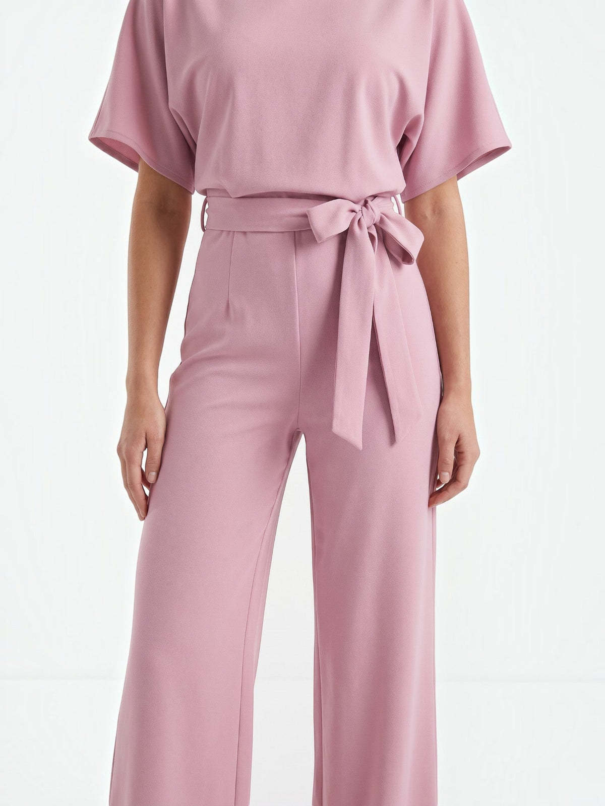 Jumpsuit mit Bindegürtel und weitem Bein