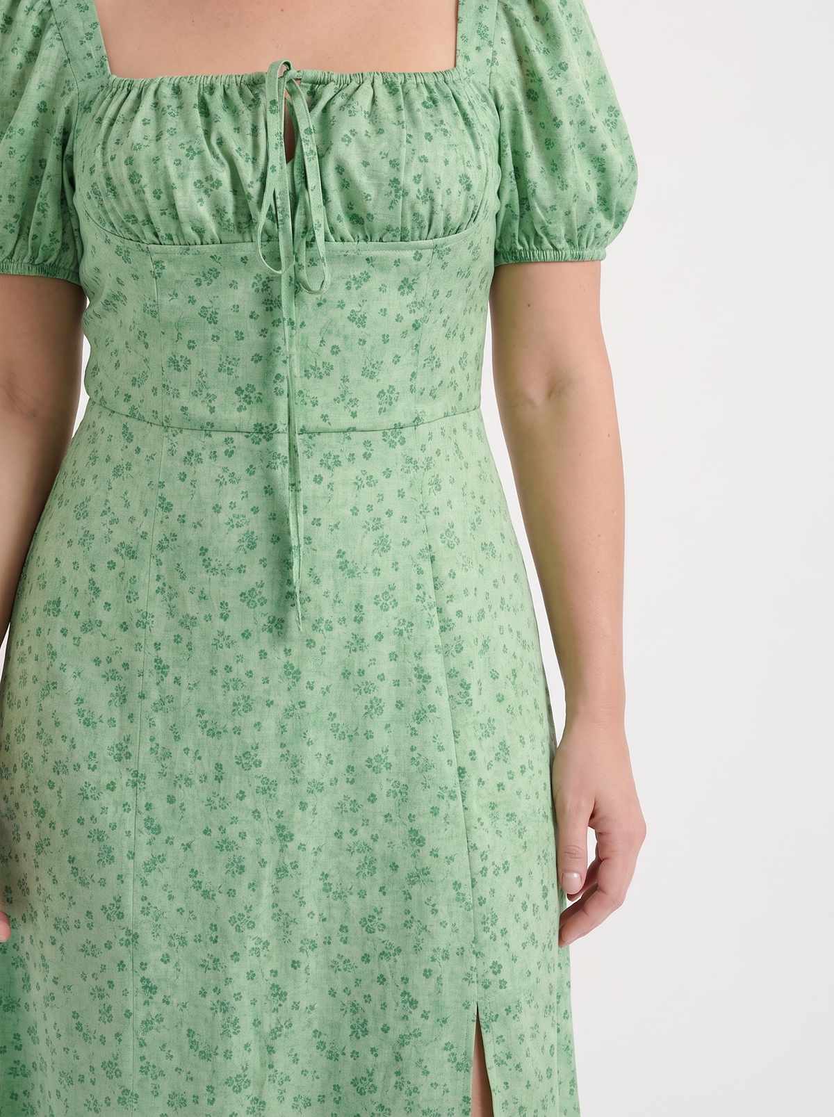 Geblümtes Midikleid mit Puffärmeln