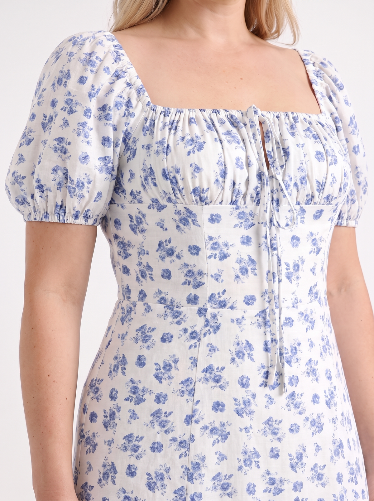 Geblümtes Midikleid mit Puffärmeln