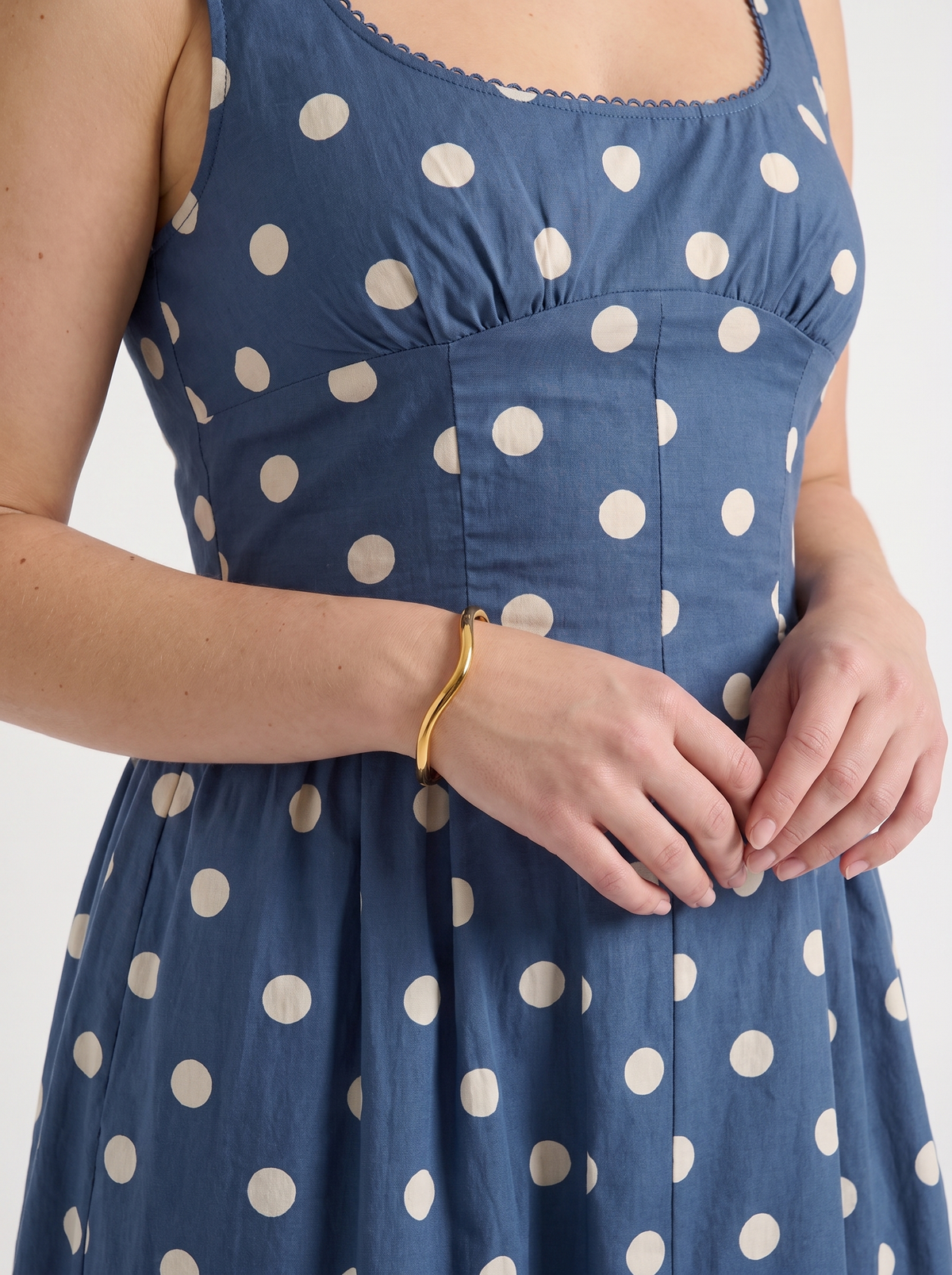 Geblümtes Midikleid mit eckigem Ausschnitt