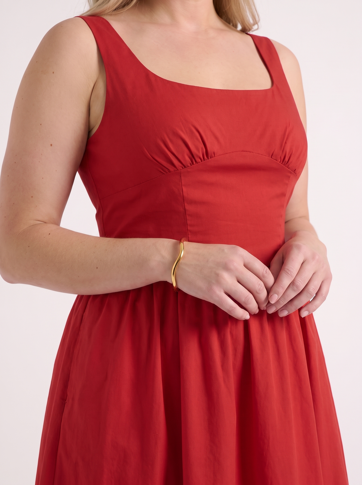 Geblümtes Midikleid mit eckigem Ausschnitt