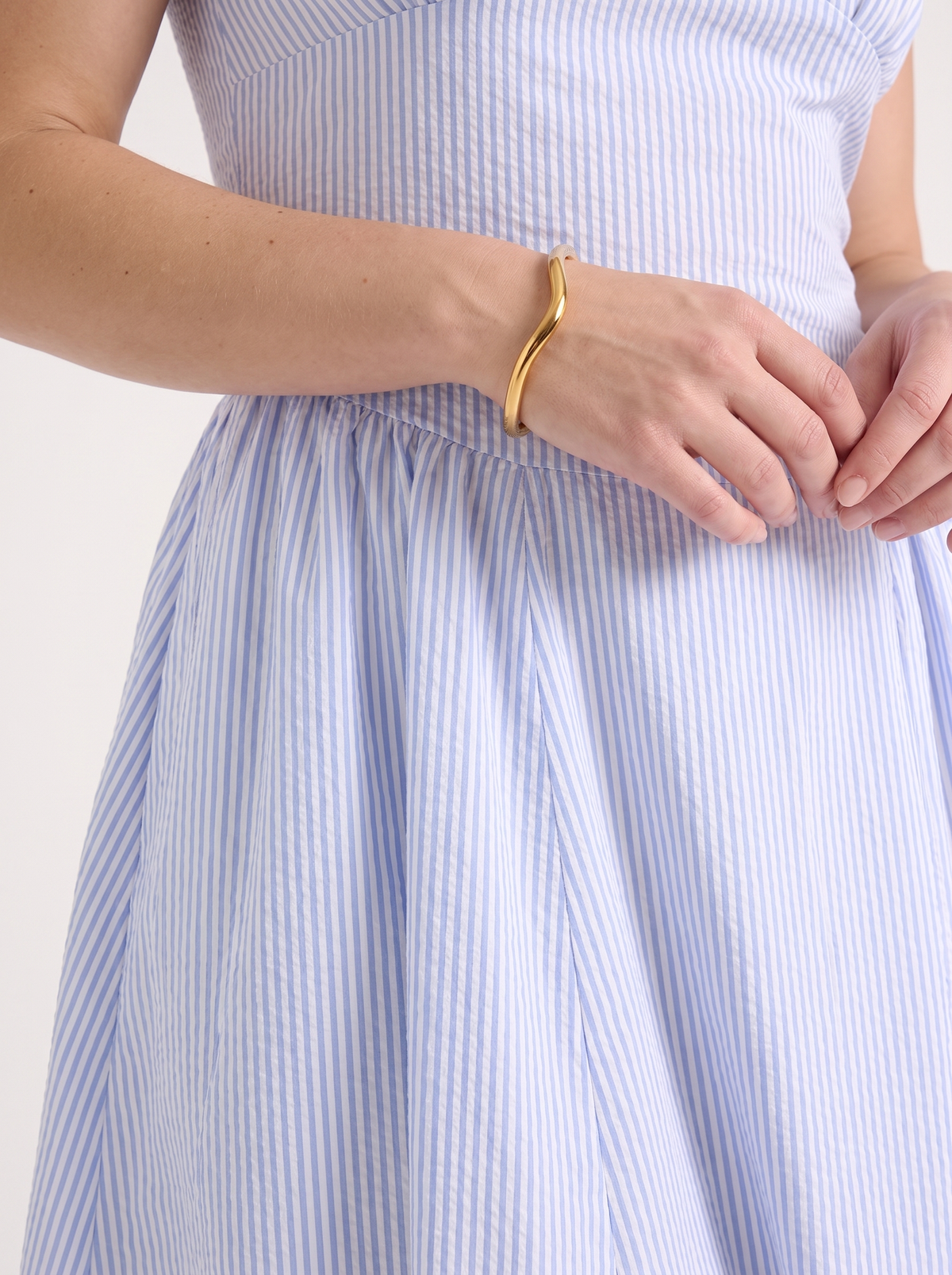 Geblümtes Midikleid mit eckigem Ausschnitt