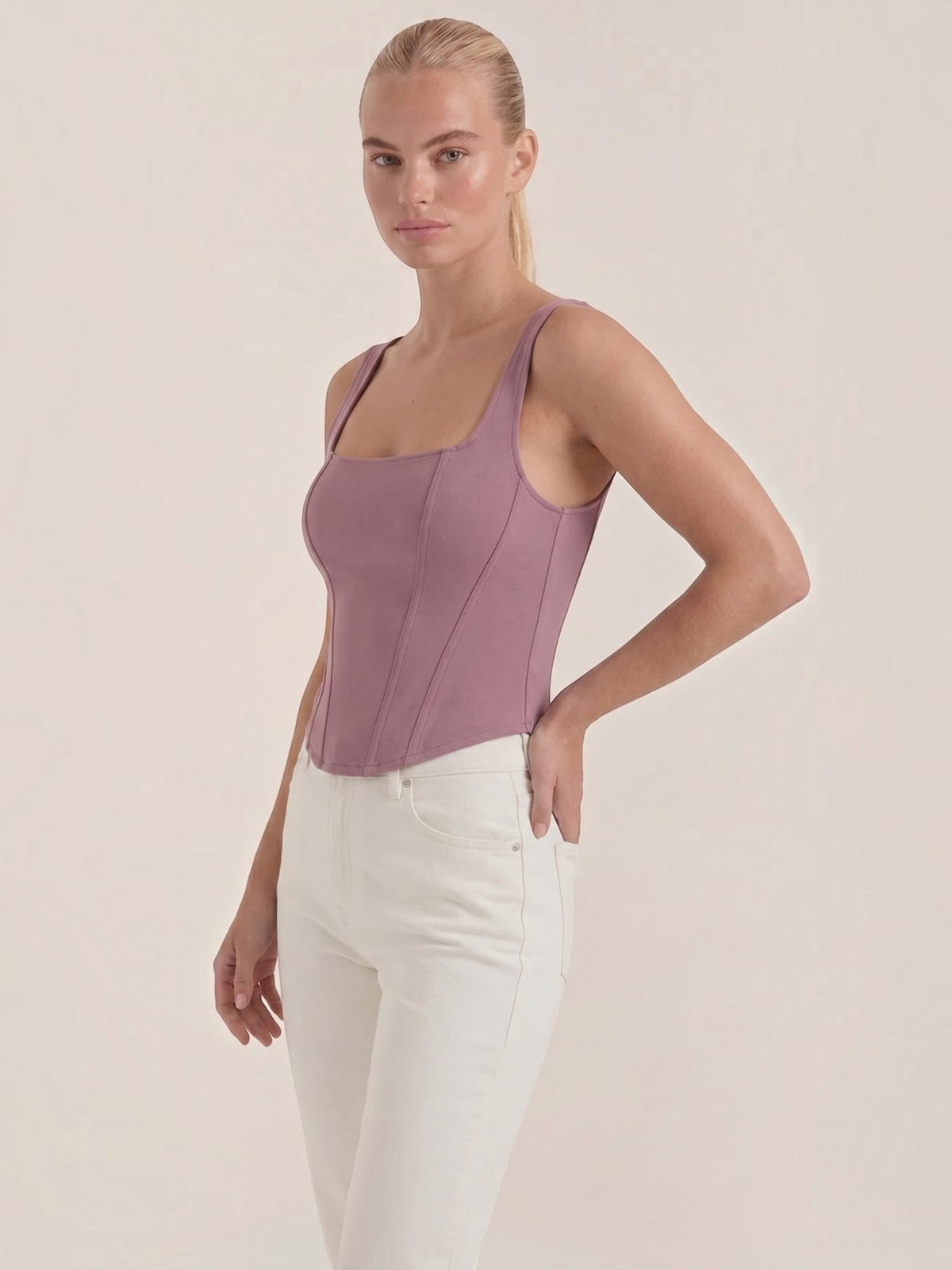 Tank Top mit eckigem Ausschnitt und Konturnähten