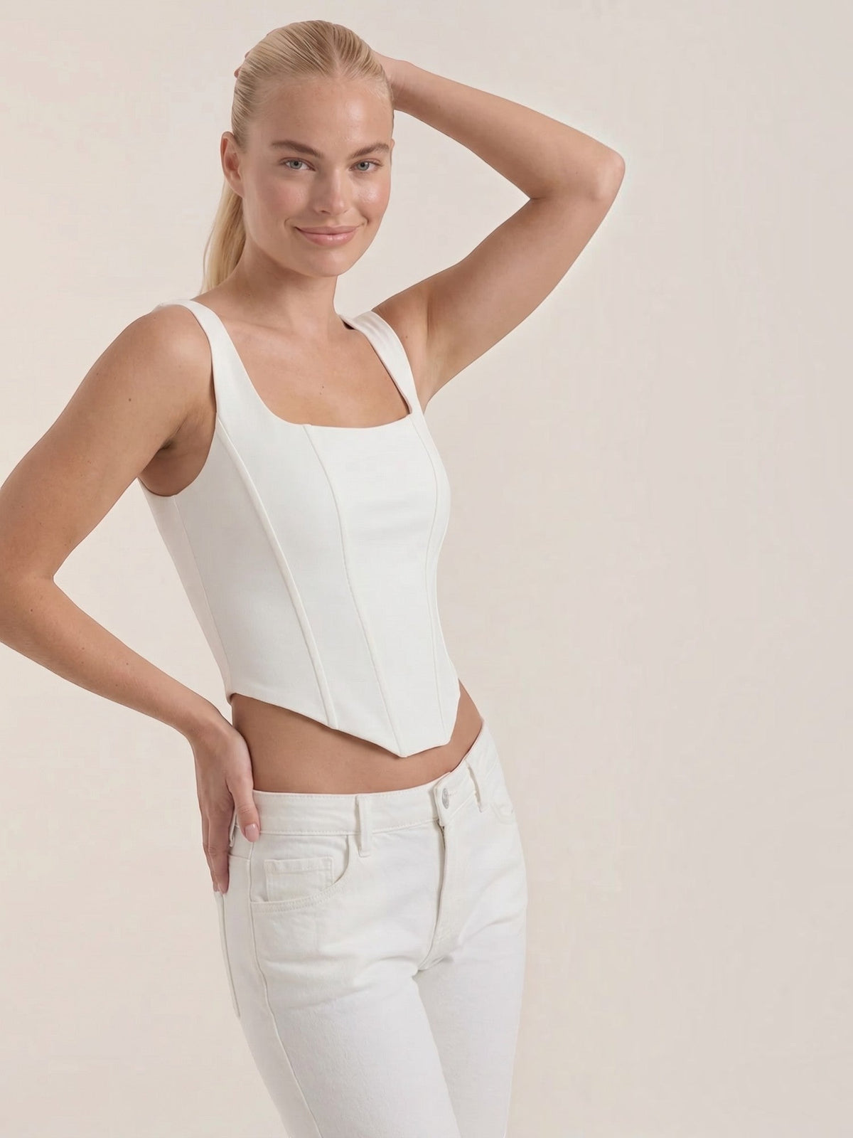 Tank Top mit eckigem Ausschnitt und Konturnähten