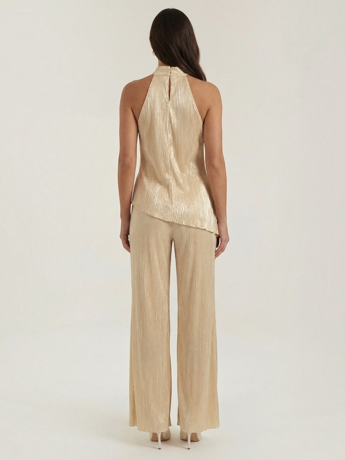 Plissierter Jumpsuit mit hohem Kragen und weitem Bein