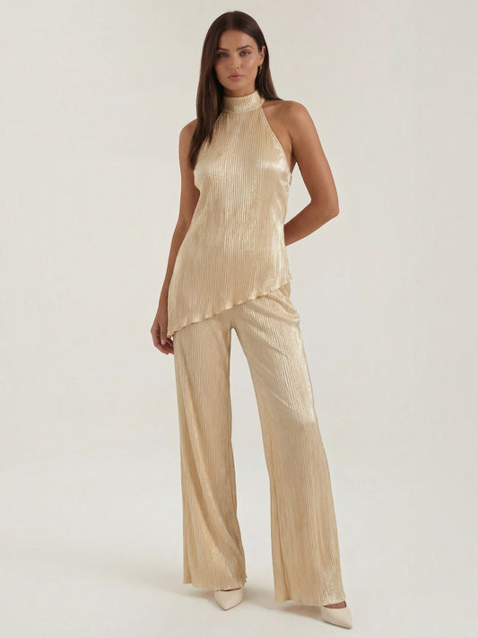 Plissierter Jumpsuit mit hohem Kragen und weitem Bein
