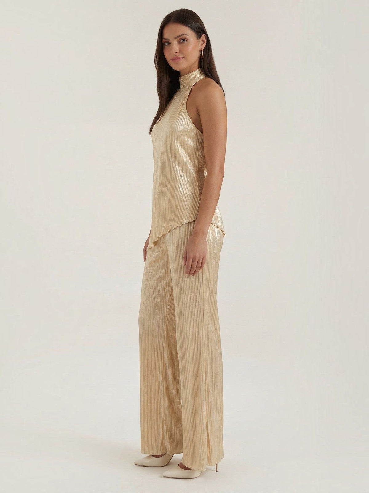 Plissierter Jumpsuit mit hohem Kragen und weitem Bein